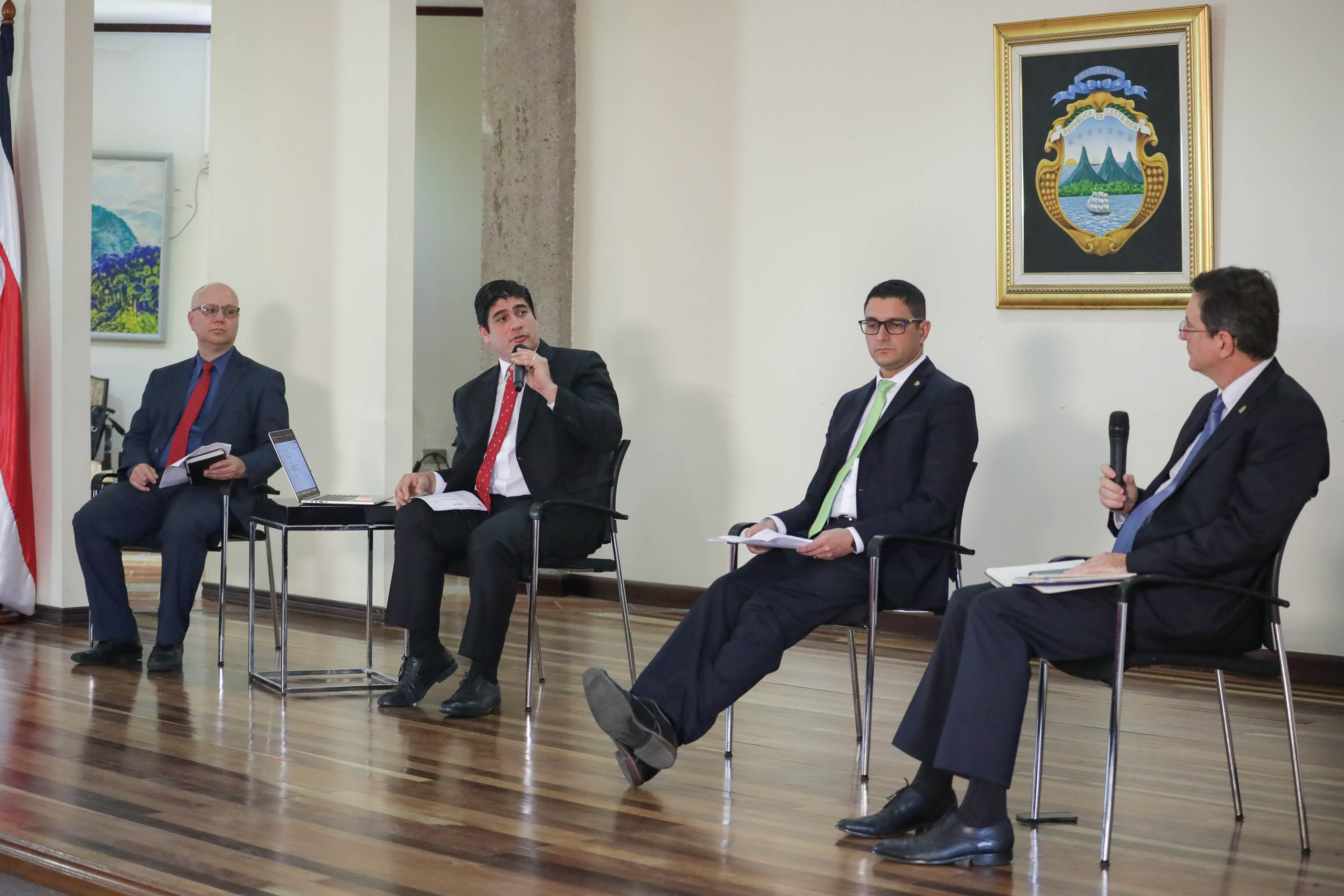 El presidente de la República Carlos Alvarado anunció nuevas medidas como el cierre de playas y restricción vehicular nocturna para evitar la transmisión del covid-19. Foto: Roberto Carlos Sánchez @rosanchezphoto