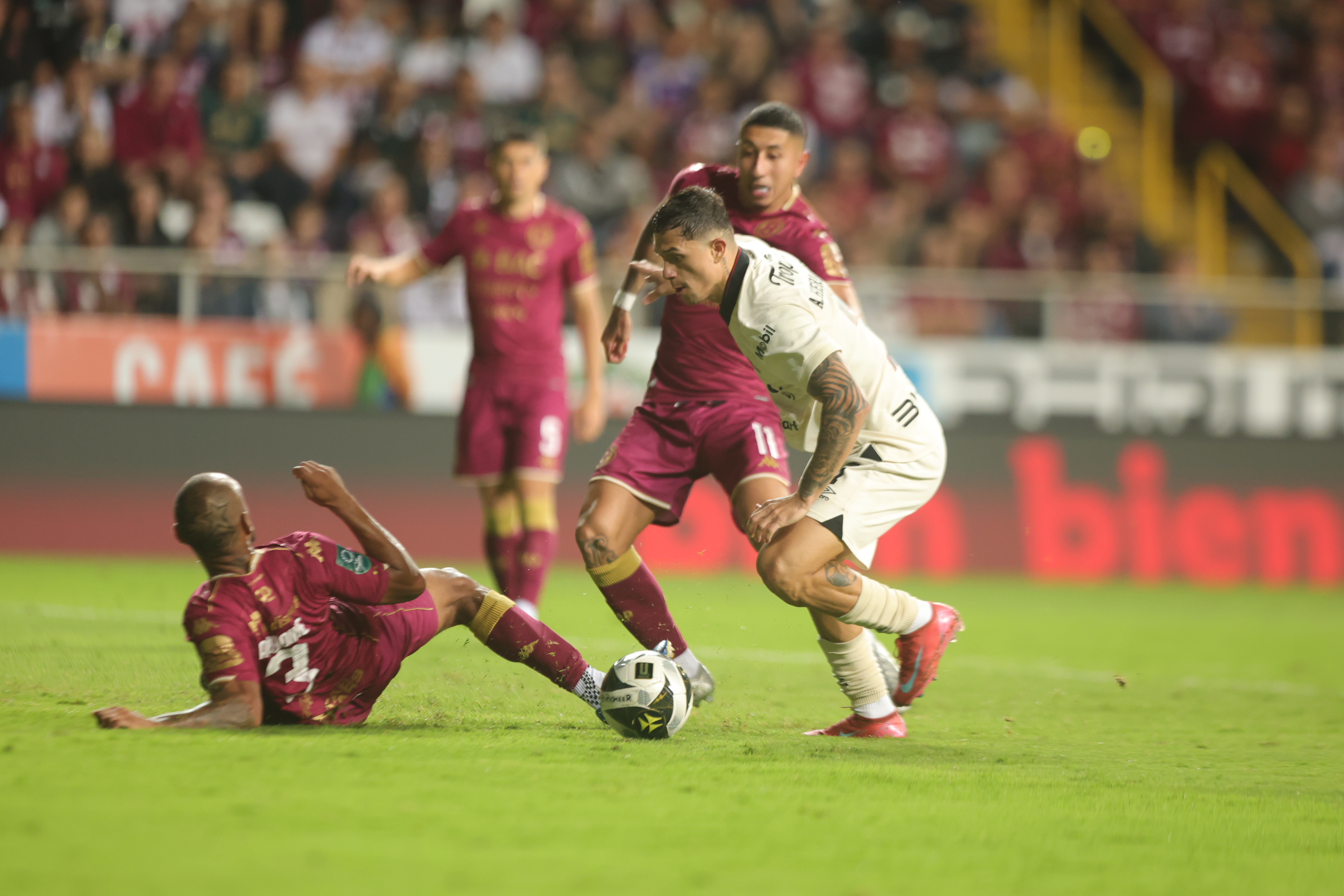 30/08/2025/ juego entre Deportivo Saprissa vs Liga Deportiva Alajuelense por el clásico nacional en la jornada 6 del torneo clausura 2025 en el estadio Ricardo Saprissa / foto John