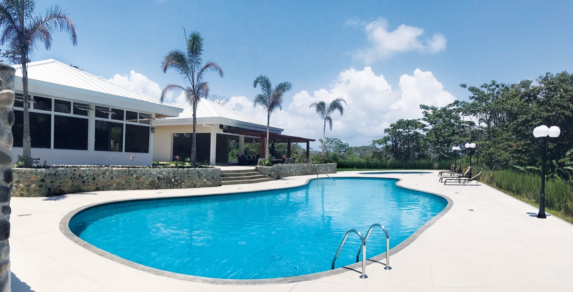 El complejo residencial Condominio del Parque Caribe cuenta con amenidades como piscina para adultos y niños, gimnasio y casa club. Fotografía: Cortesía de Calypso Develpment Clayde.