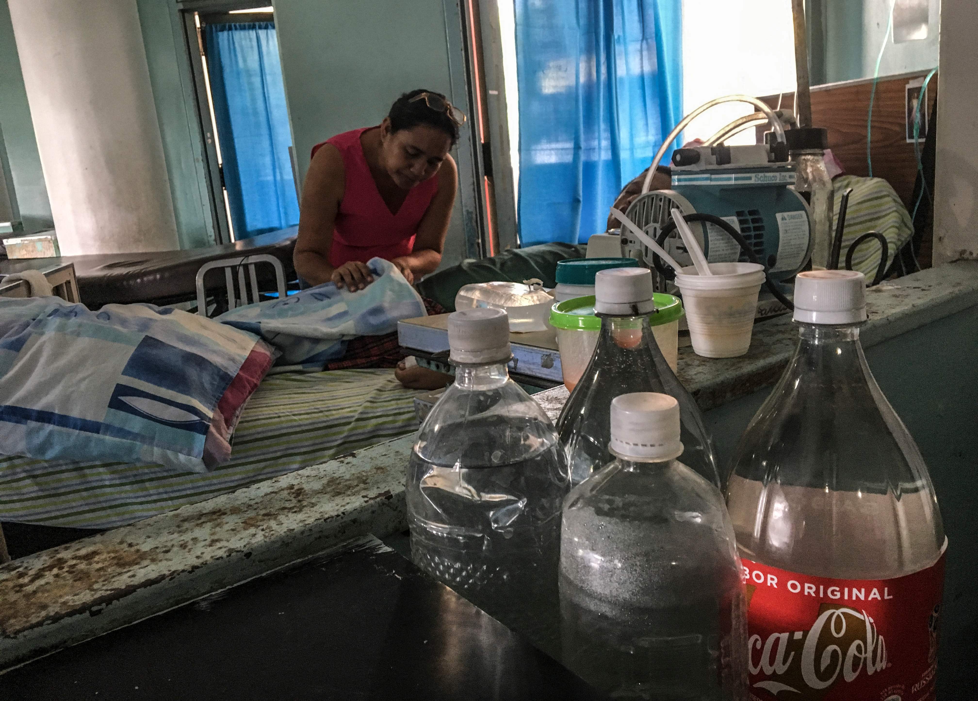 A relative checks on a patient at a room of the University Hospital in Caracas on July 19, 2018.
Rice, grains or pasta is the only diet for patients in the University Hospital in Caracas. / AFP PHOTO / Juan BARRETO