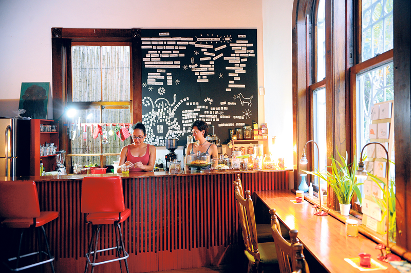 El curioso menú de Café Rojo incluye platos ligeros y abundante repostería, así como cafés fríos y calientes. Eyleen Vargas /