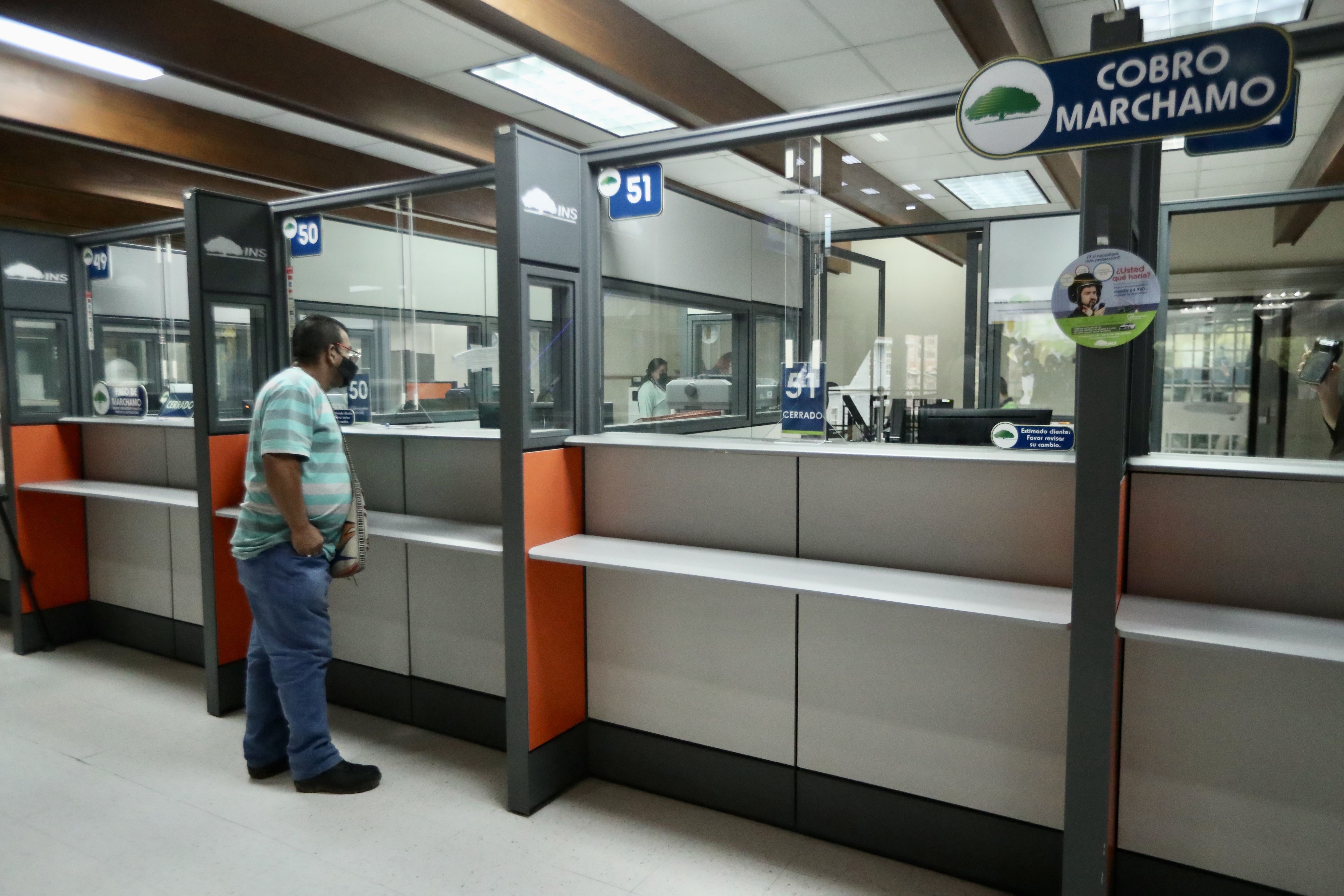 01/11/2022, San José, Oficinas Céntrales del INS, pago del marchamo 2023. En la fotografía Delio Sánchez.