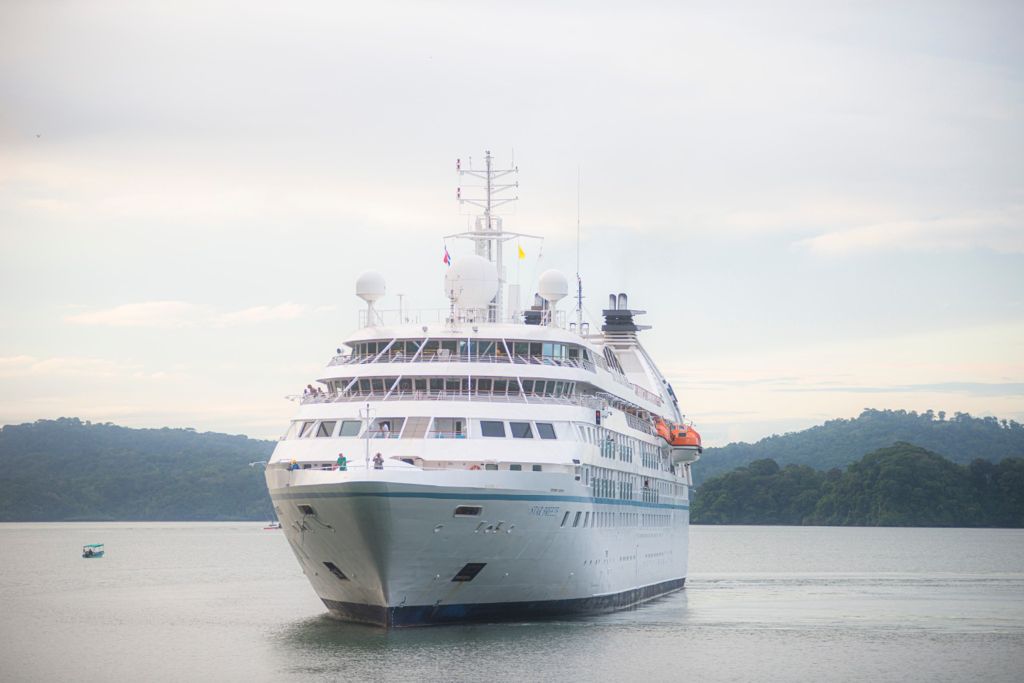 El crucero Star Breeze llegó a las 5:45 a.m. a Golfito con 132 pasajeros a bordo. (Foto para La Nación)