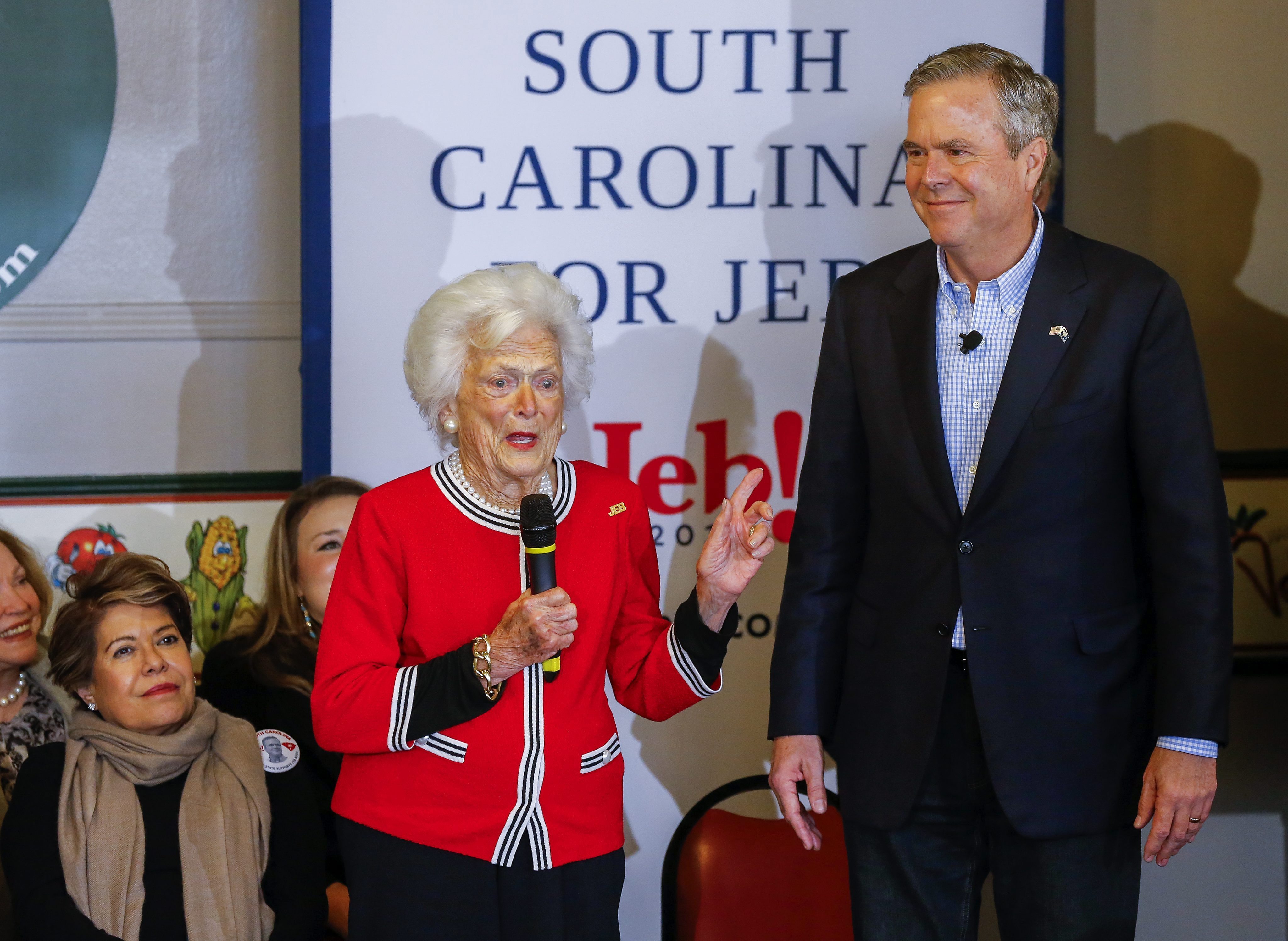ELX04. SPARTANBURG (ESTADOS UNIDOS), 19/02/2016.- El precandidato presidencial republicano Jeb Bush y su madre, la ex primera dama estadounidense Barbara Bush, participan en un acto electoral celebrado en Spartanburg, Carolina del Sur, EE.UU., el 19 de febrero del 2016. EFE/Erik S. Lesser