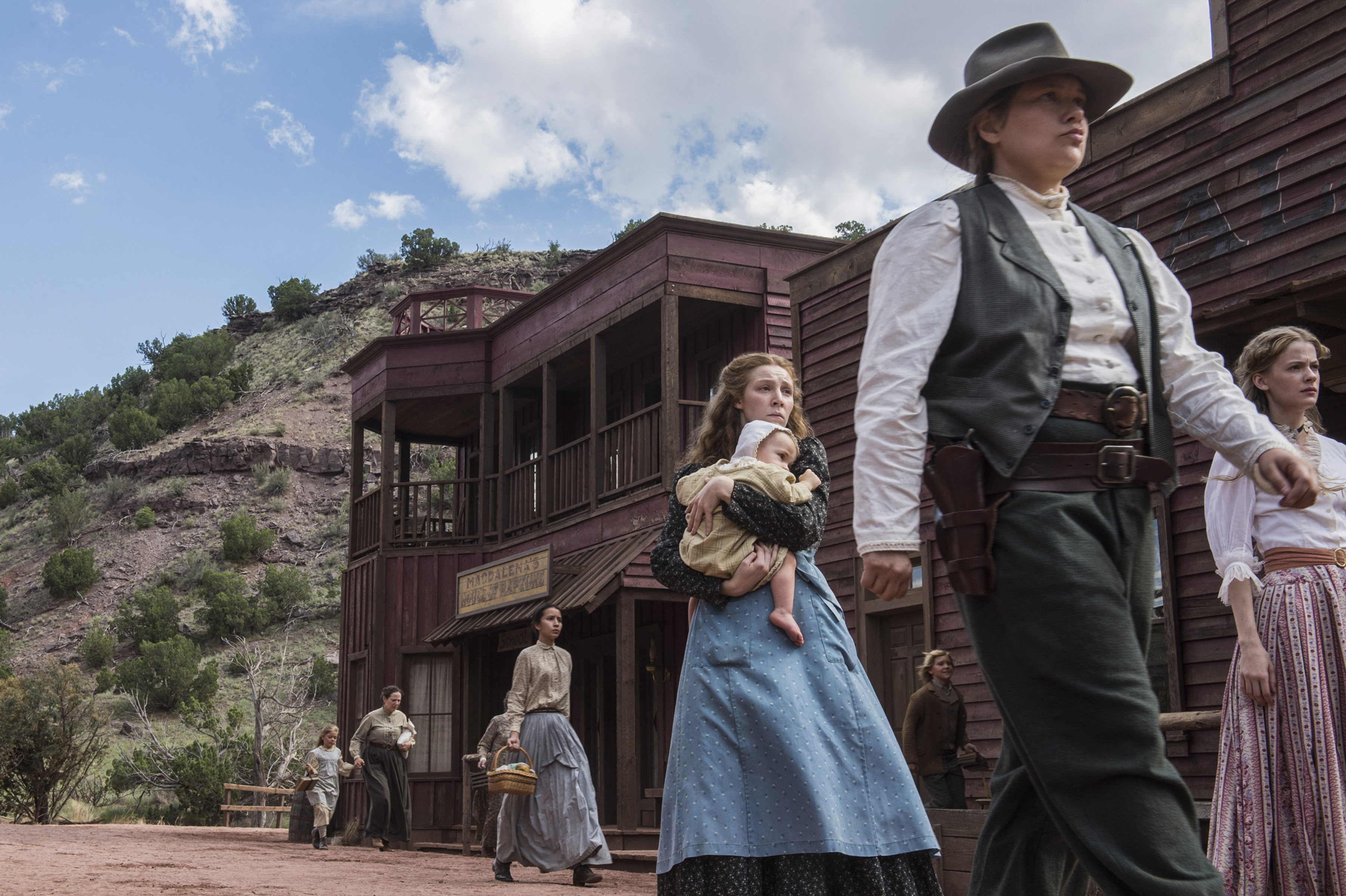 Godless. Netflix
Un forajido aterroriza el Lejano Oeste mientras busca a un exintegrante de su banda, que encontró refugio en un pueblo tranquilo dominado por mujeres. Con Jeff Daniels, Michelle Dockery (Downton Abbey) y Jack O’Connell (Monster Money)