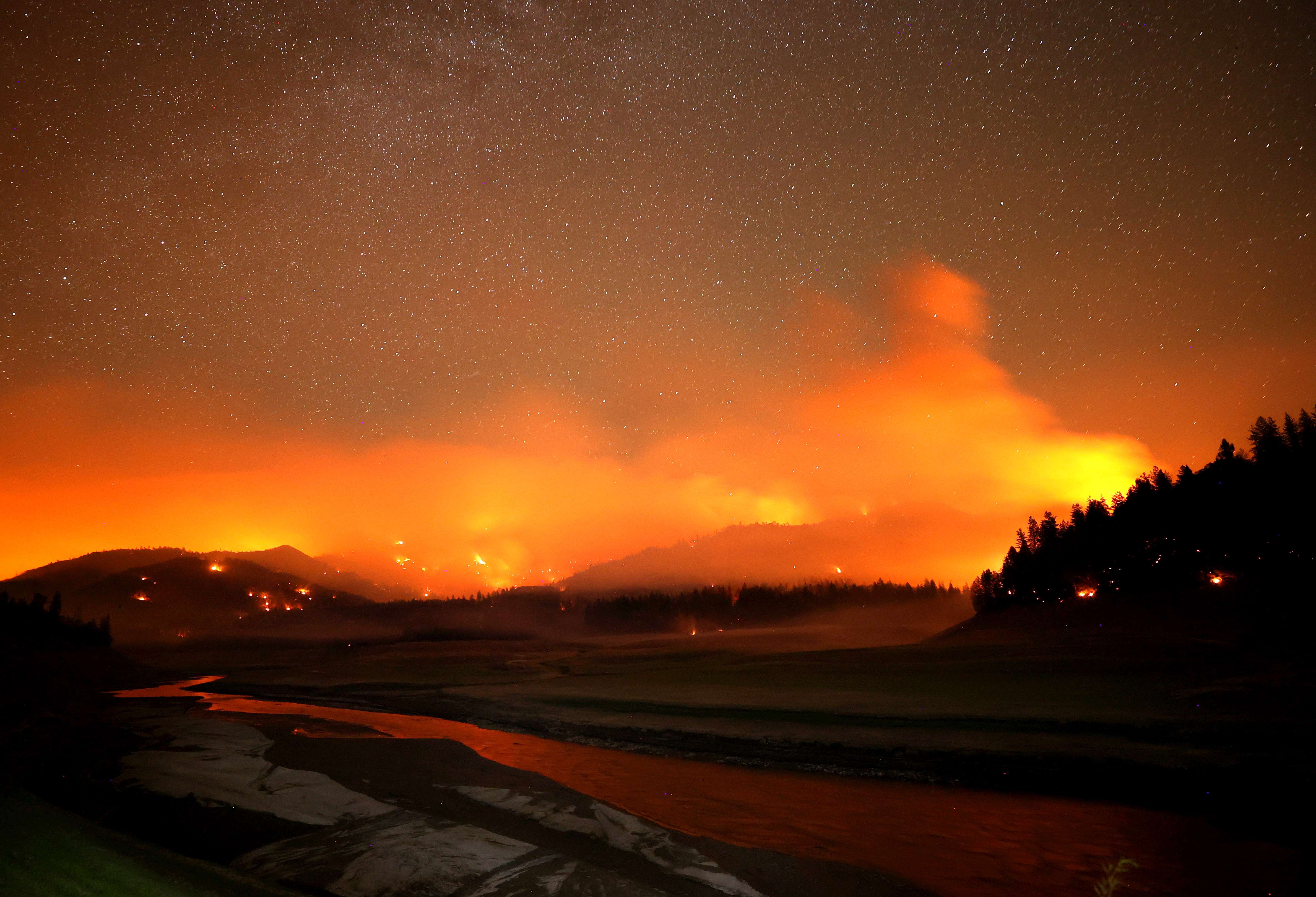 LAKEHEAD, CALIFORNIA - JULY 01: The Salt Fire burns in the hills above Shasta Lake on July 01, 2021 in Lakehead, California. The Salt Fire has burned over 4,600 acres in the past 24 hours and is currently zero percent contained. Justin Sullivan/Getty Images/AFP
== FOR NEWSPAPERS, INTERNET, TELCOS & TELEVISION USE ONLY ==