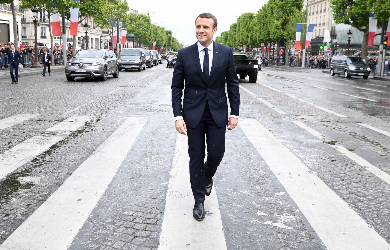 El nuevo presidente francés, Emmanuel Macron, caminaba el domingo por la avenida de los Campos Elíseos, en París, para colocar una ofrenda en la Tumba del Soldado Desconocido, en el Arco del Triunfo.