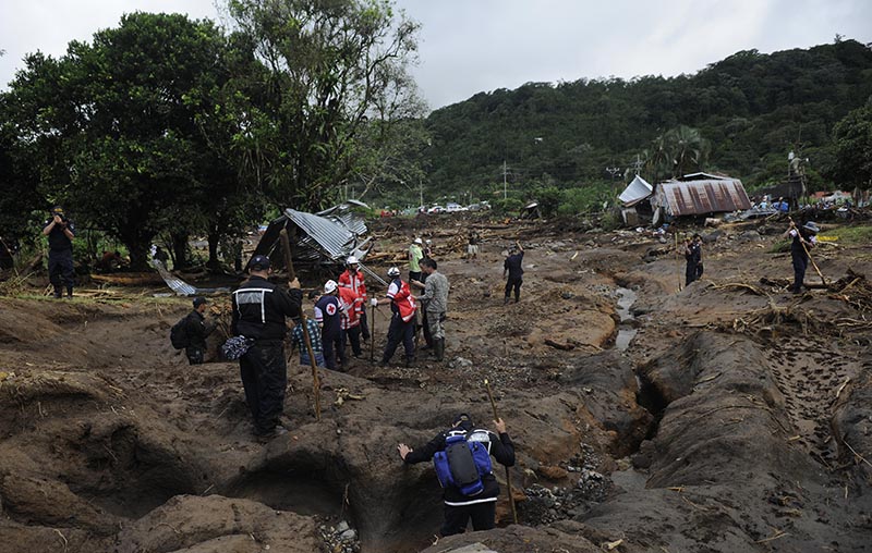 26-11-16, Huracán Otto, cabeza de agua que mató a cuatro personas, segundo día busqueda donde aprareció Bianca la niña desaparecida, foto Rafael Murillo