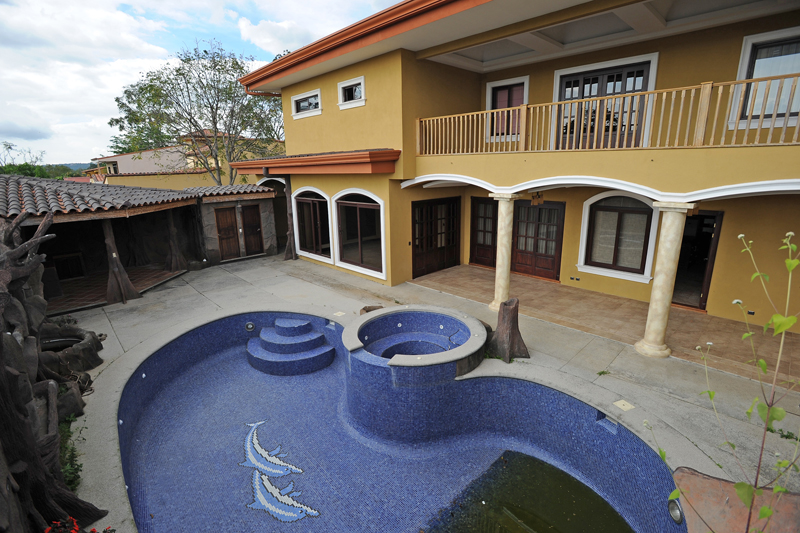 06 de diciembre del 2013. Casa de Alejandro Jiménez alias el Palidejo ubicada en Canoas de Alajuela. Diferentes estancias de la casa. En la foto: Area posterior en donde se encuentra la piscina.