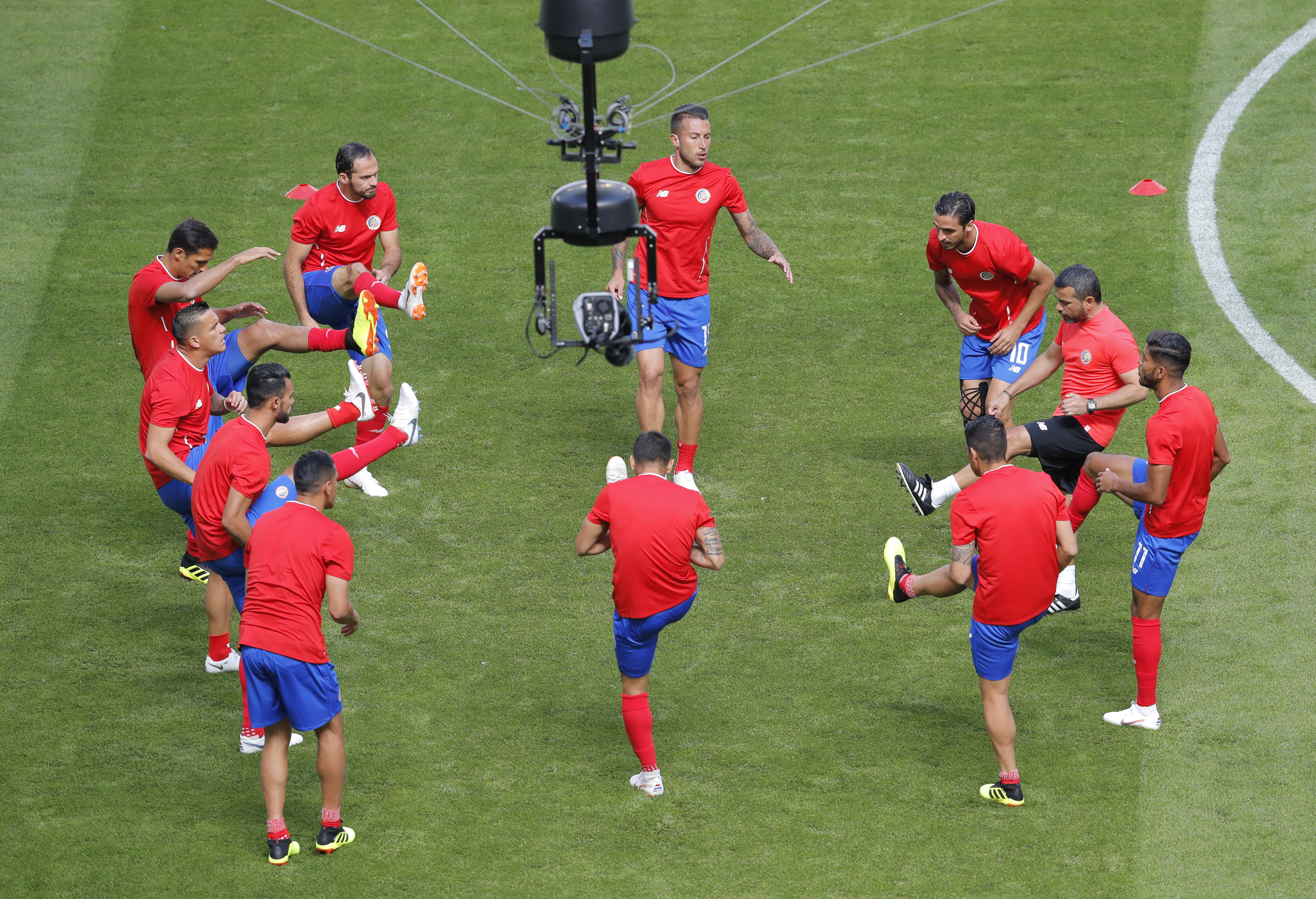 Los jugadores de Costa Rica calientan para el juego ante Serbia. Foto: AP