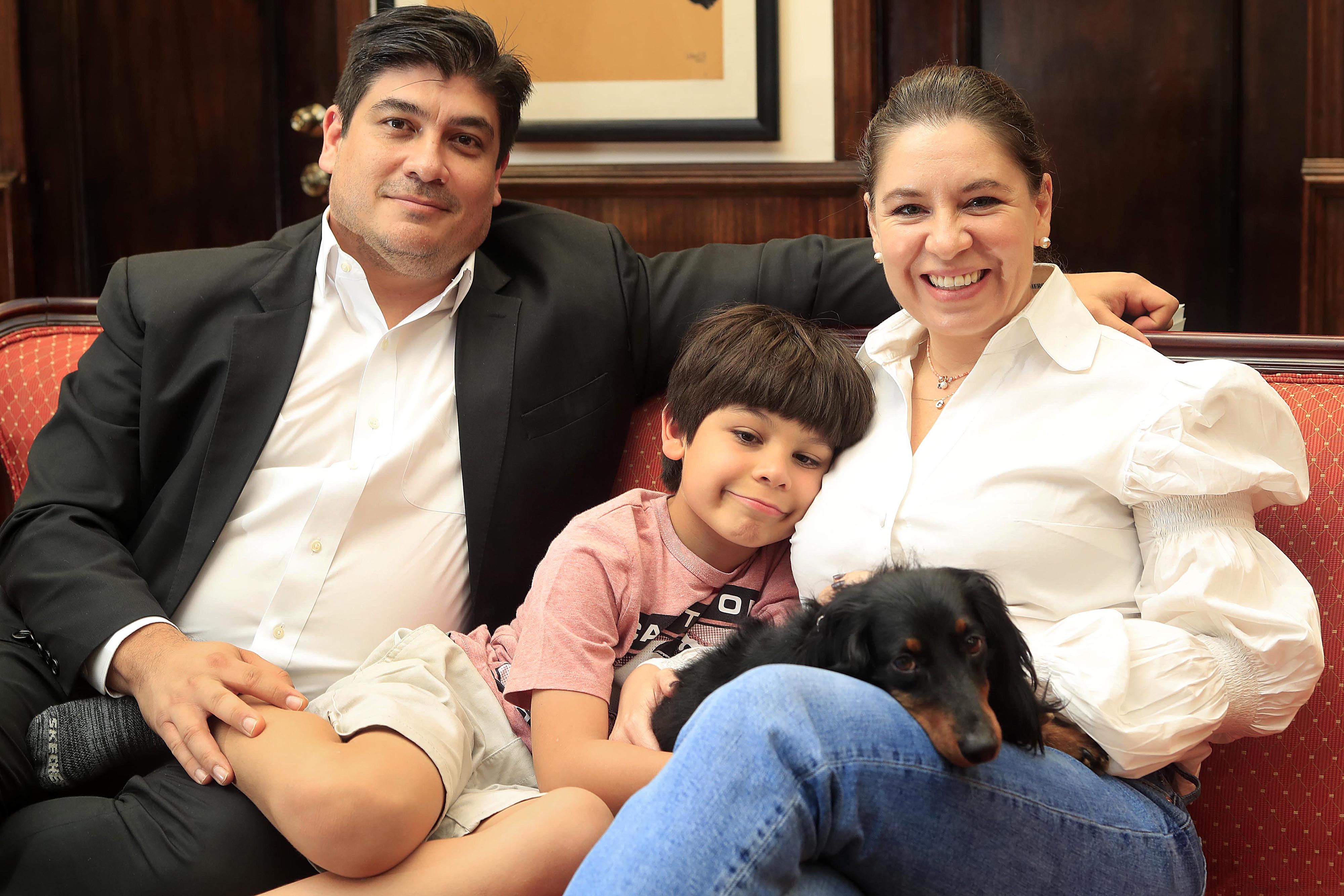 26/04/2022 Casa Presidencial, Zapote. La pareja presidencial, Carlos Alvarado y Claudia Dobles, acompañados de su hijo, Gabriel, y de la mascota de la familia, Cebollín, hablaron con Revista Dominical acerca de la experiencia de haber estado al mando del gobierno durante cuatro años, así como de los planes futuros a partir de este lunes 9 de mayo.