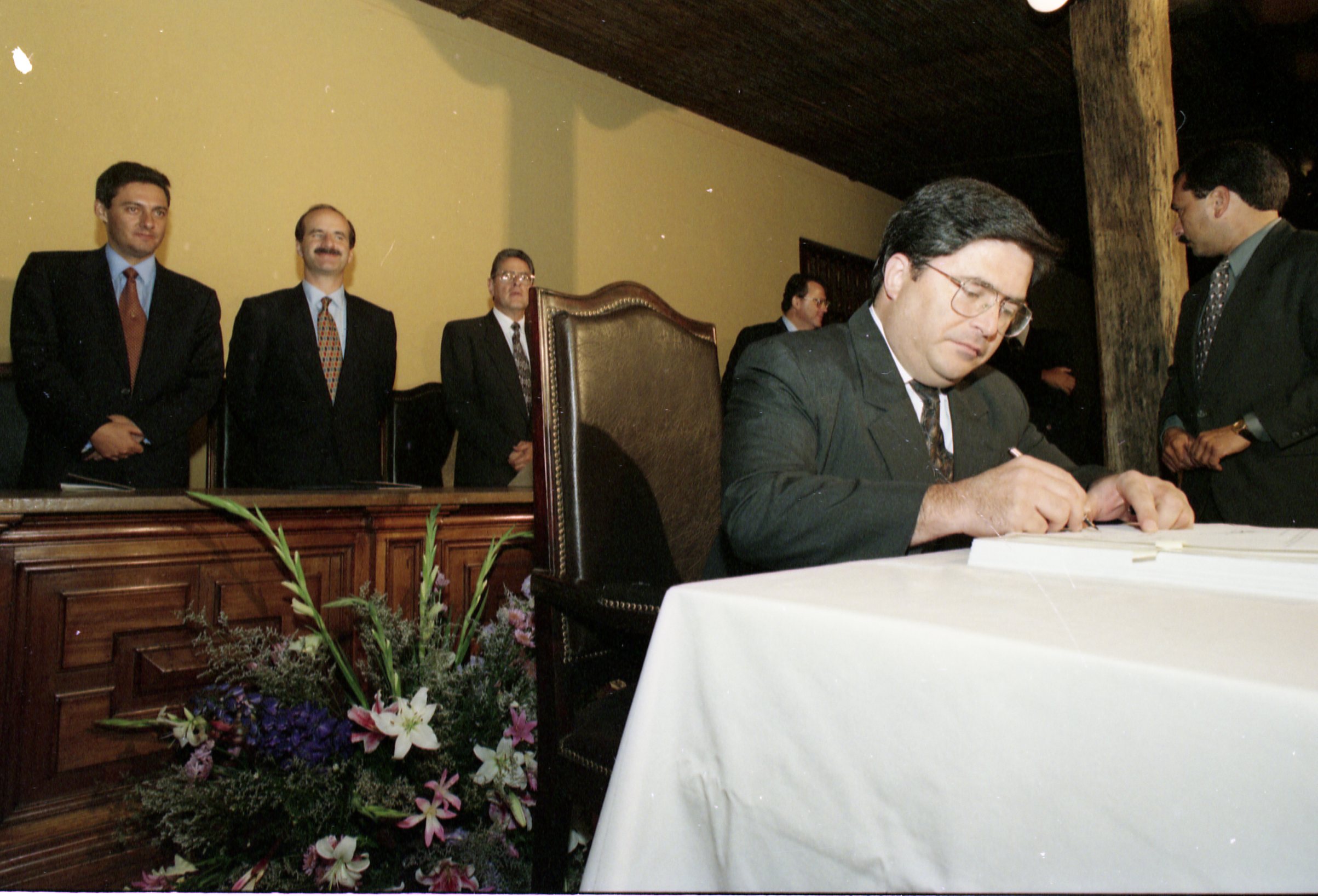 Juan Diego Castro firma Código Procesal Penal en el Museo Nacional el 22 de abril de 1996.