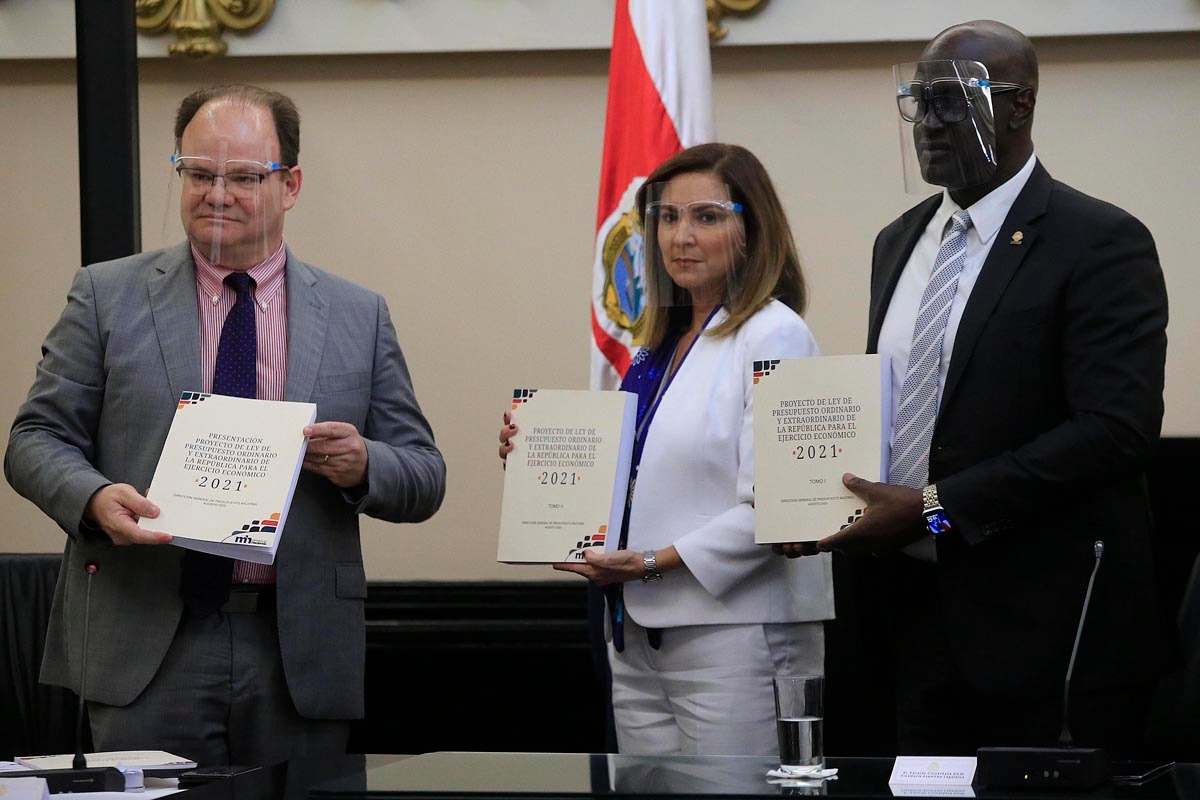 De derecha a izquierda: Elian Villegas, ministro de Hacienda, Silvia Hernández, presidenta de la Comisión de Asuntos Hacendarios y Eduardo Cruickshank, presidente de la Asamblea Legislativa. Foto: Rafael Pacheco.