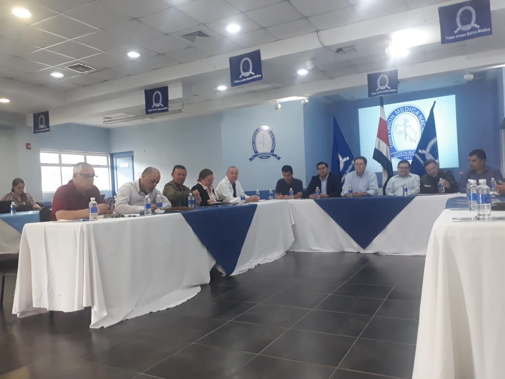 Las conversaciones en la que participan el ministro de Trabajo, Steven Núñez, el presidente de la Caja, Román Macaya y los líderes sindicales tienen lugar en la Unión Médica.