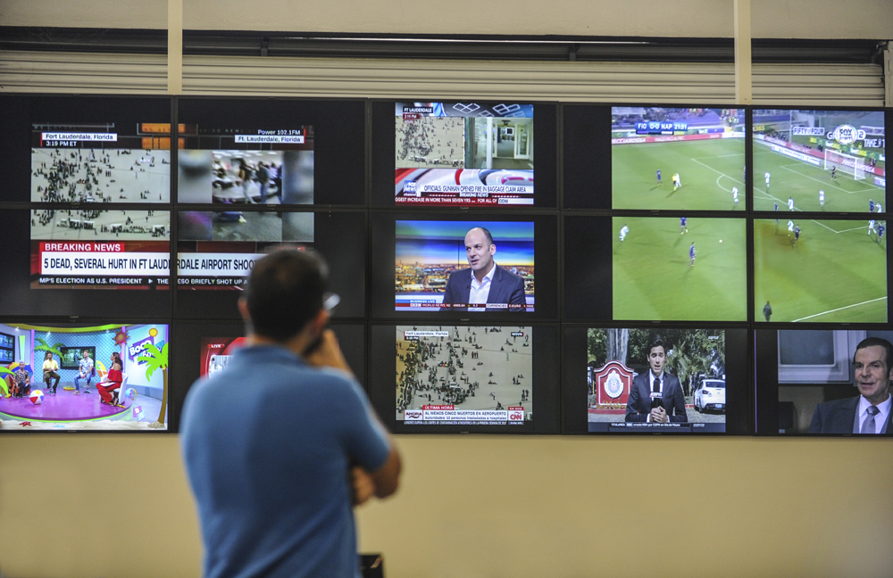 Una ventaja de la señal digital es ser más eficiente. El espacio del espectro radioeléctrico que hoy se usa para transmitir un solo canal puede “multiplexarse” en digital: esto quiere decir que el usuario dispondrá de diferentes programaciones en el mismo espacio de señal. | JORGE CASTILLO.