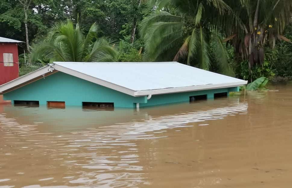 La comunidad La Lucha de Guácimo, Limón, amaneció inundada. El agua llegaba a los techos de algunas viviendas. Foto: Réiner Montero