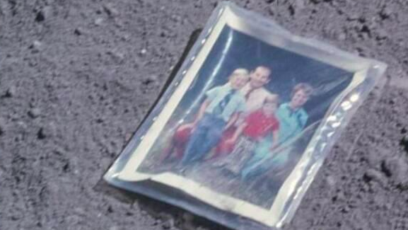 La historia detrás de la única foto de la humanidad que fue dejada en la  Luna | La Teja