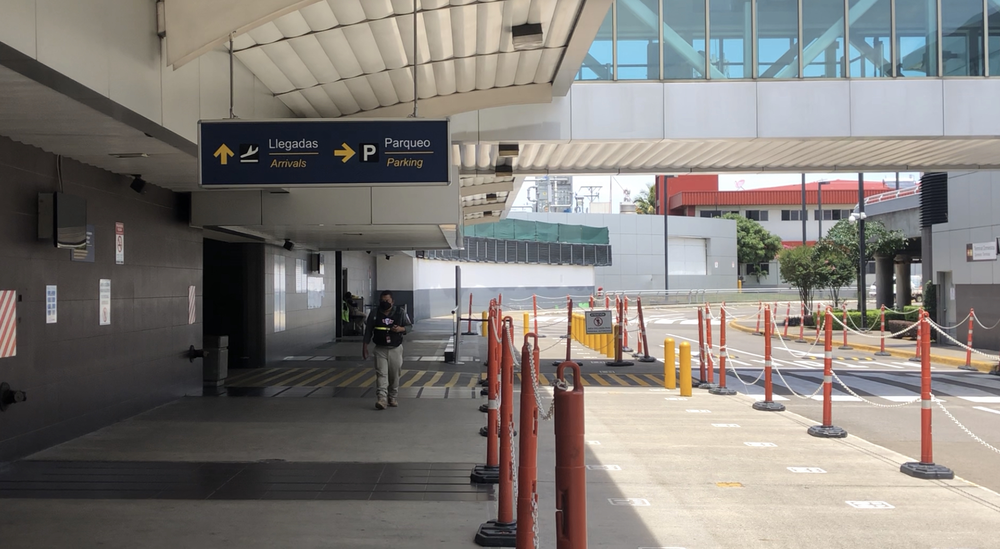 Aeropuerto Internacional Juan Santamaría 135 días después de que se cerraran las fronteras aéreas para la llegada de extranjeros. Fotografía: Juan Diego Córdoba.