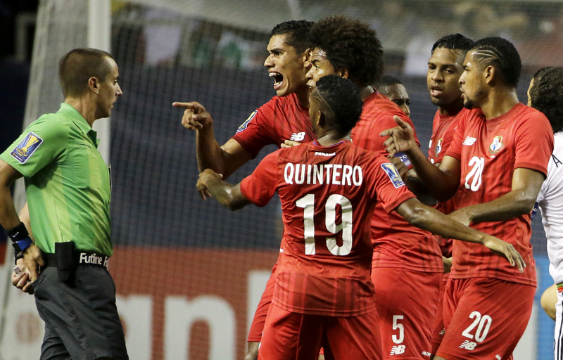 El árbitro estadounidense Mark Geiger (izquierda) fue increpado por los jugadores panameños luego de sancionar un penal inexistente al minuto 88 que obligó a ir a los tiempos extra. | AP