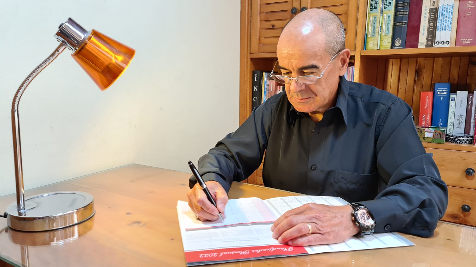 Claudio Brenes, de 68 años, es médico veterinario jubilado. Él obtuvo una pensión del ROP de retiro acelerado en el cual se lleva su ahorro individual en cuatro tractos. El último depósito se le hará en marzo del 2023, y teme que las perdidas en la rentabilidad evaporen su dinero.