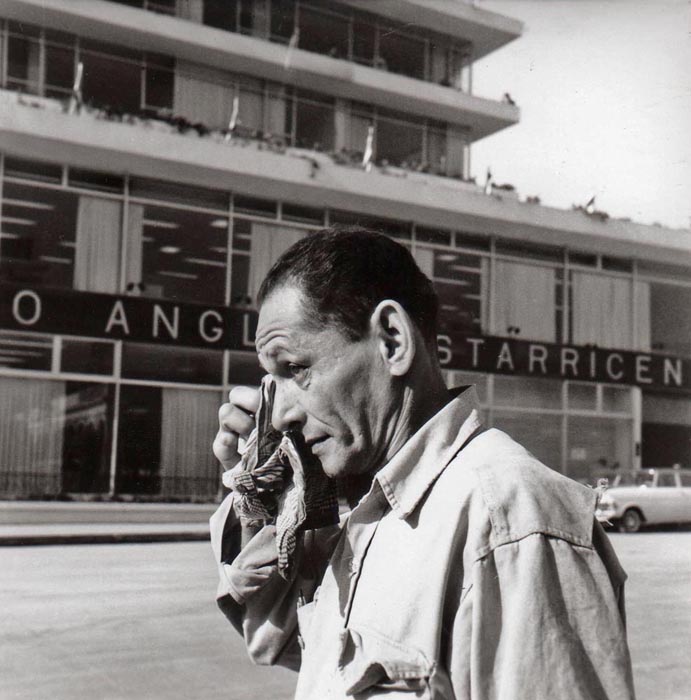 Caminante durante lluvia de ceniza en San José, marzo, 1963.