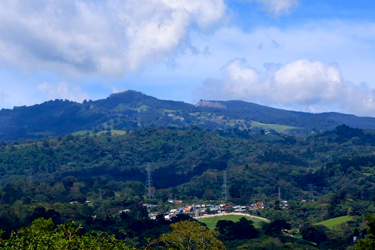 Vista este 28 de agosto de la nubosidad de un sector montañoso en La Unión de Tres Ríos (Cartago). La menor cantidad de lluvias este mes ha afectado la generación hidroeléctrica. Fotografía: Rafael Pacheco Granados.