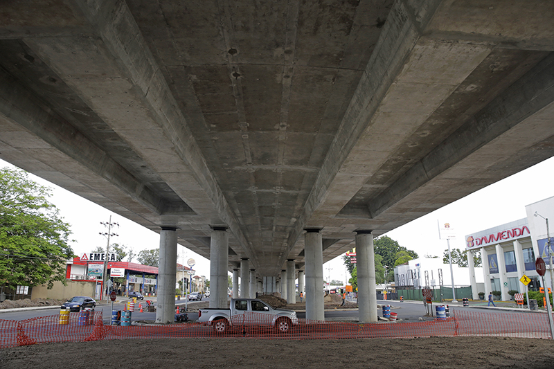 18 de octubre del 2015. Construcción de puente elevado en el cruce de Liberia, Nicoya y la Cruz en Guanacaste. Avance de las obras de la construcción de la carretera que inicia en Cañas y termina en las Delicias en Liberia. En la foto: area de la construcción del paso elevado frente a la ciudad de Liberia. Albert Marin.
