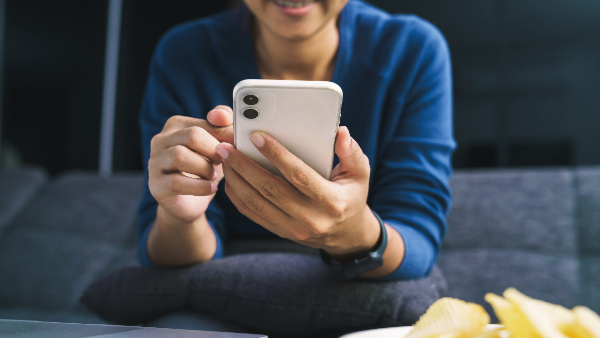 La inteligencia artificial ya forma parte de la rutina diaria a través de aplicaciones como asistentes virtuales, recomendaciones de contenido o sistemas de navegación inteligente, sin que muchas personas lo noten.