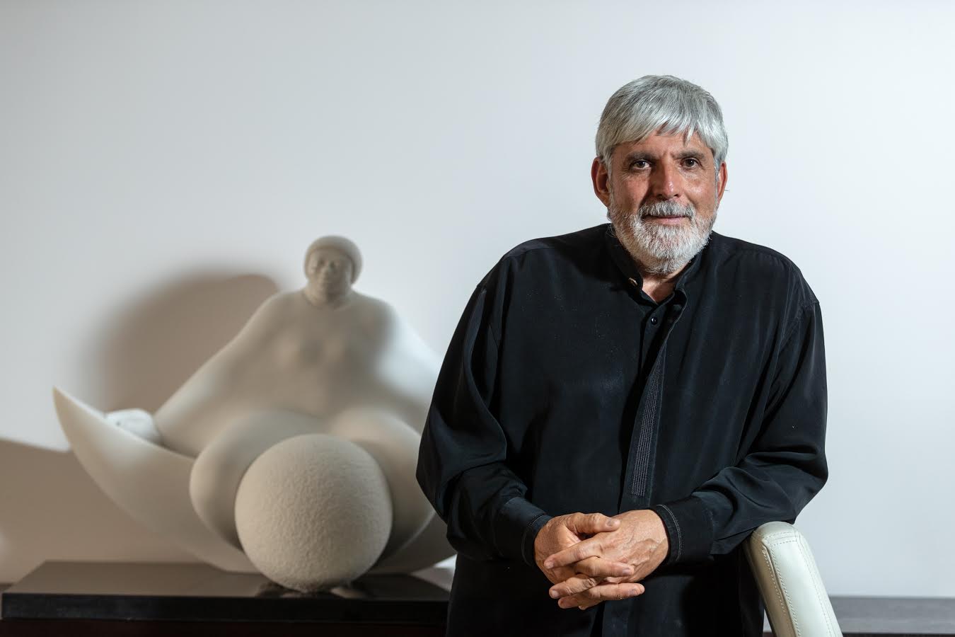 EXCLUSIVO DE SABORES. 27/02/2019, San José, Sabana Norte, entrevista con el escultor costarricense Jorge Jiménez Deredia para la revista Sabores. Fotografía José Cordero