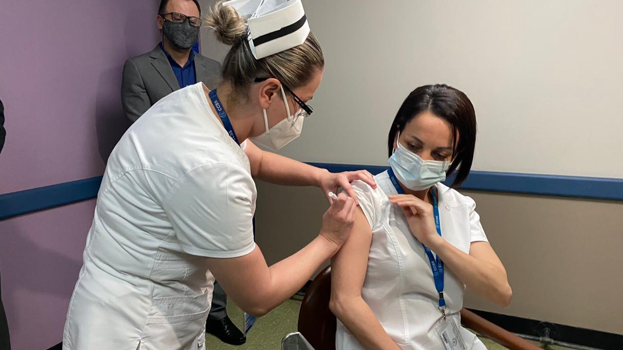 La enfermera del Ceaco, Tatiana Sancho Chacón, se convirtió en el primer funcionario de salud de Costa Rica en recibir la vacuna contra la covid-19. fotografía Julieth Méndez Presidencia