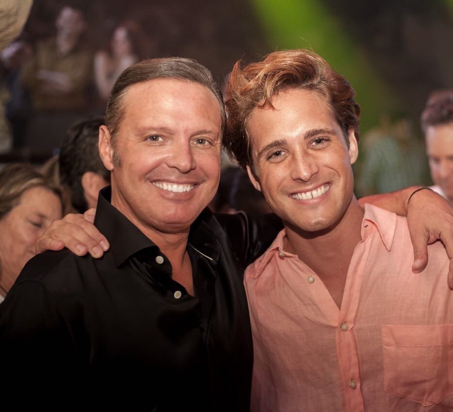 Luis Miguel junto al actor Diego Boneta, quien lo interpretó en su serie biográfica.