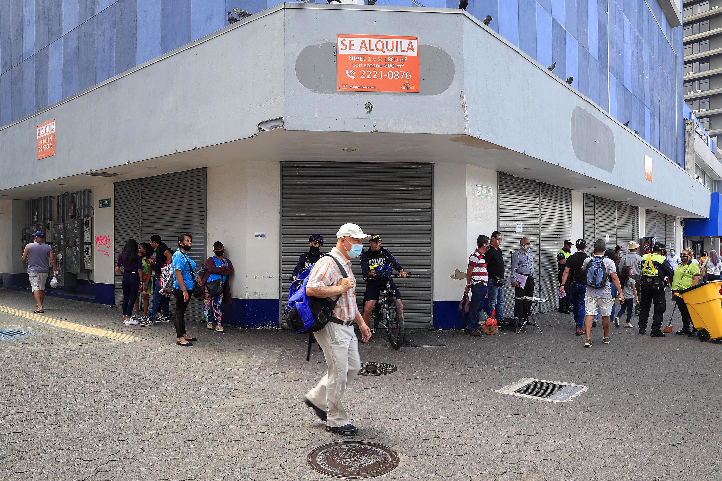 02/07/2021 San José. Especial Ciudad Pandemia sobre locales cerrados por crisis económica. La escena de locales comerciales, con el rótulo de se alquila, se repite en muchos puntos de la capital, así quedó registrado en recorrido por calles y avenidas este viernes cerca del mediodía. Bulevar de la avenida central, frente al costado norte de la esquina noroeste de Plaza de la Cultura, a las 11:33 a.m. Foto: Rafael Pacheco Granados