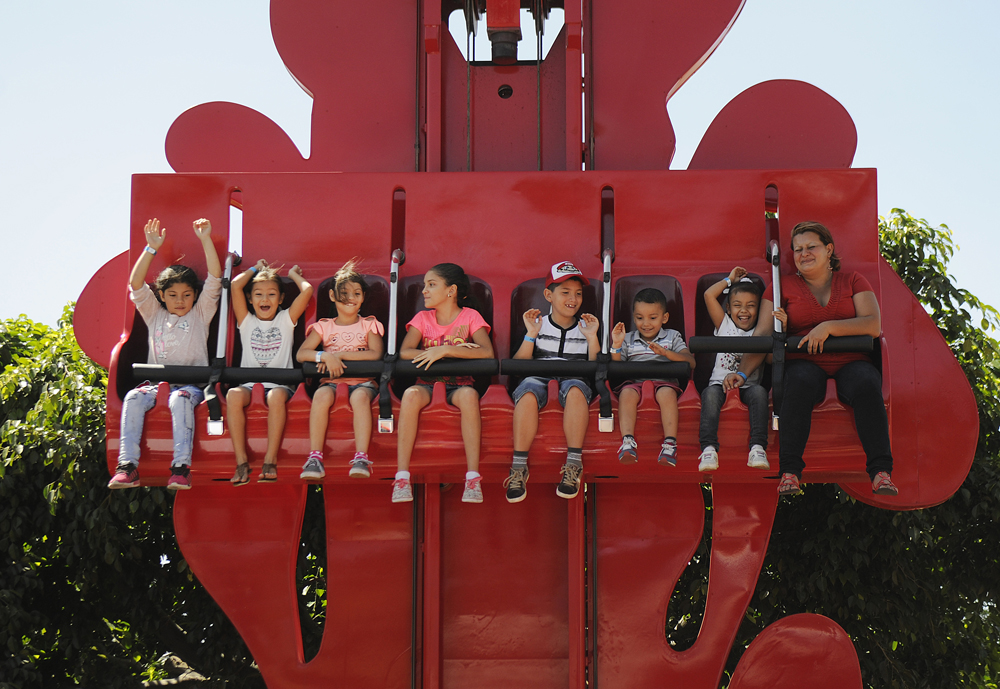 1 k En la minitorre Coca Cola disrutan pequeños y grandes. 2 k La gran ola del Splash Caribe es una de las atracciones acuáticas más recientes para las familias. 3 k El Parque Diversiones se acomoda al calendario escolar: su temporada fuerte son las vacaciones, cuando abre todos los días. | MAYELA LÓPEZ, RAFAEL MURILLO Y RAFAEL PACHECO