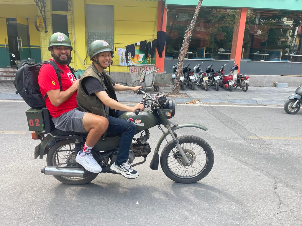 El costarricense Charles Aparicio (de rojo) en Hanói, Vietnam.