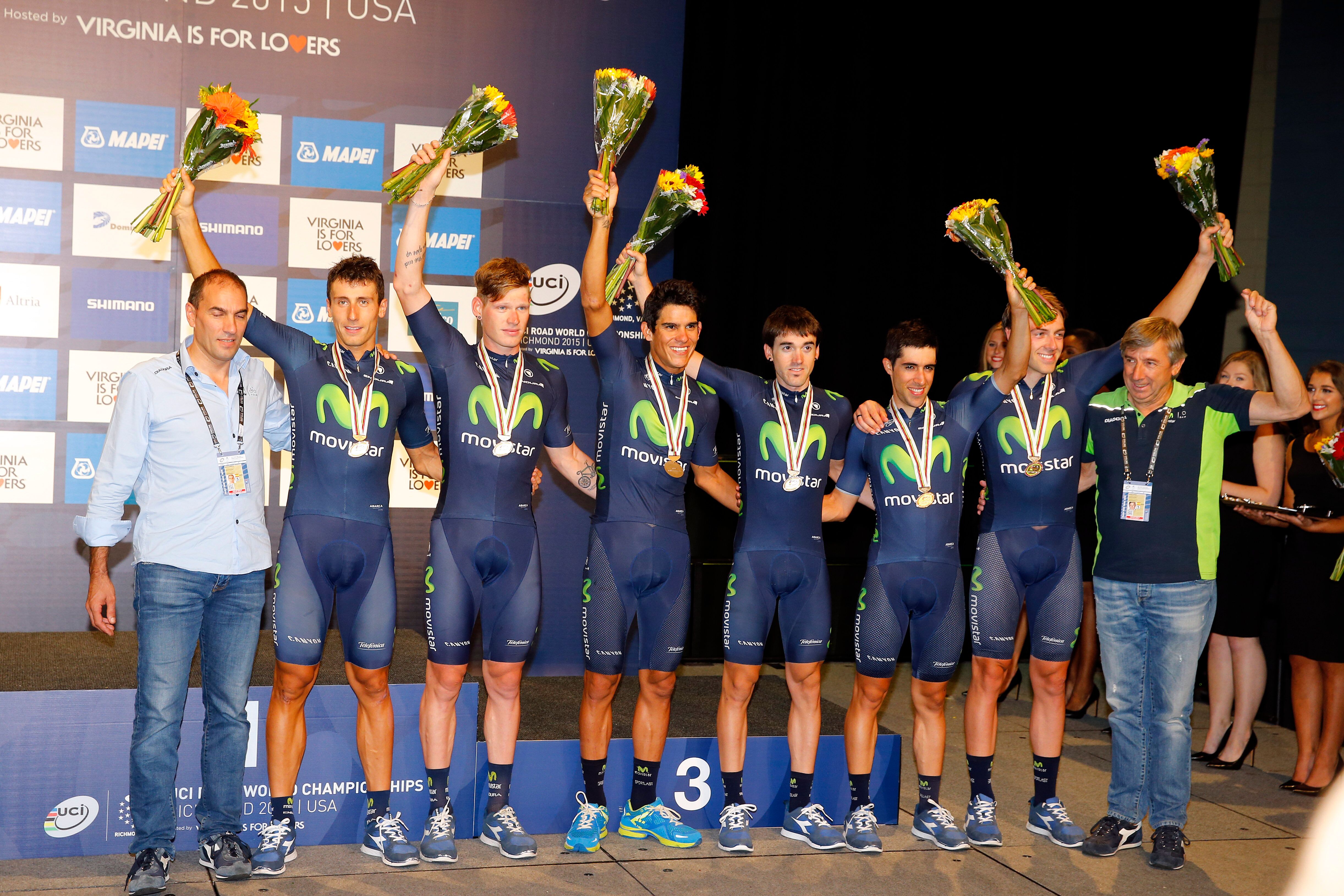 Andrey Amador recibió la primera medalla que se le entregó a Movistar Team.