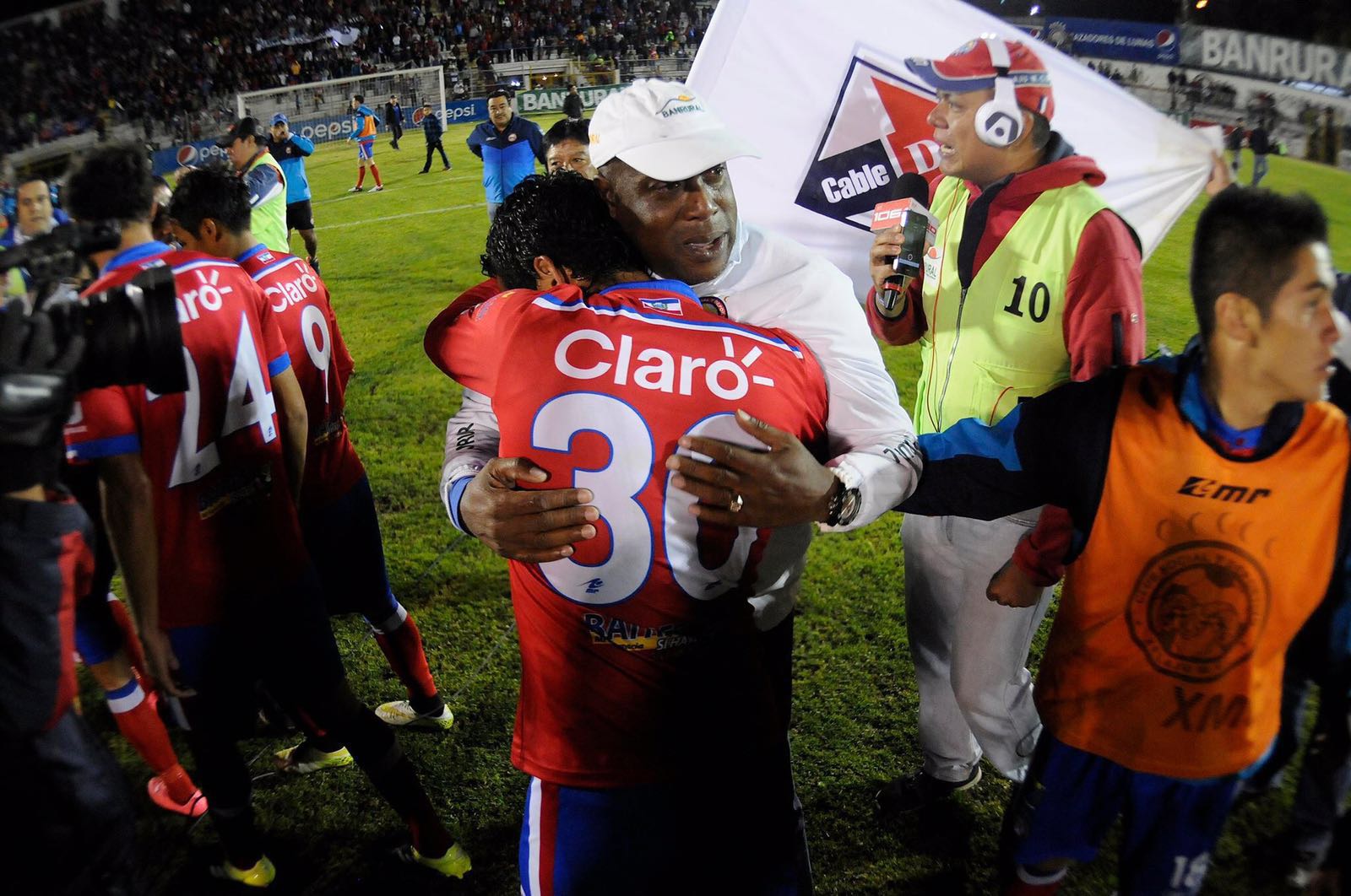Hernán Medford se despidió de los jugadores del Xelajú este sábado.