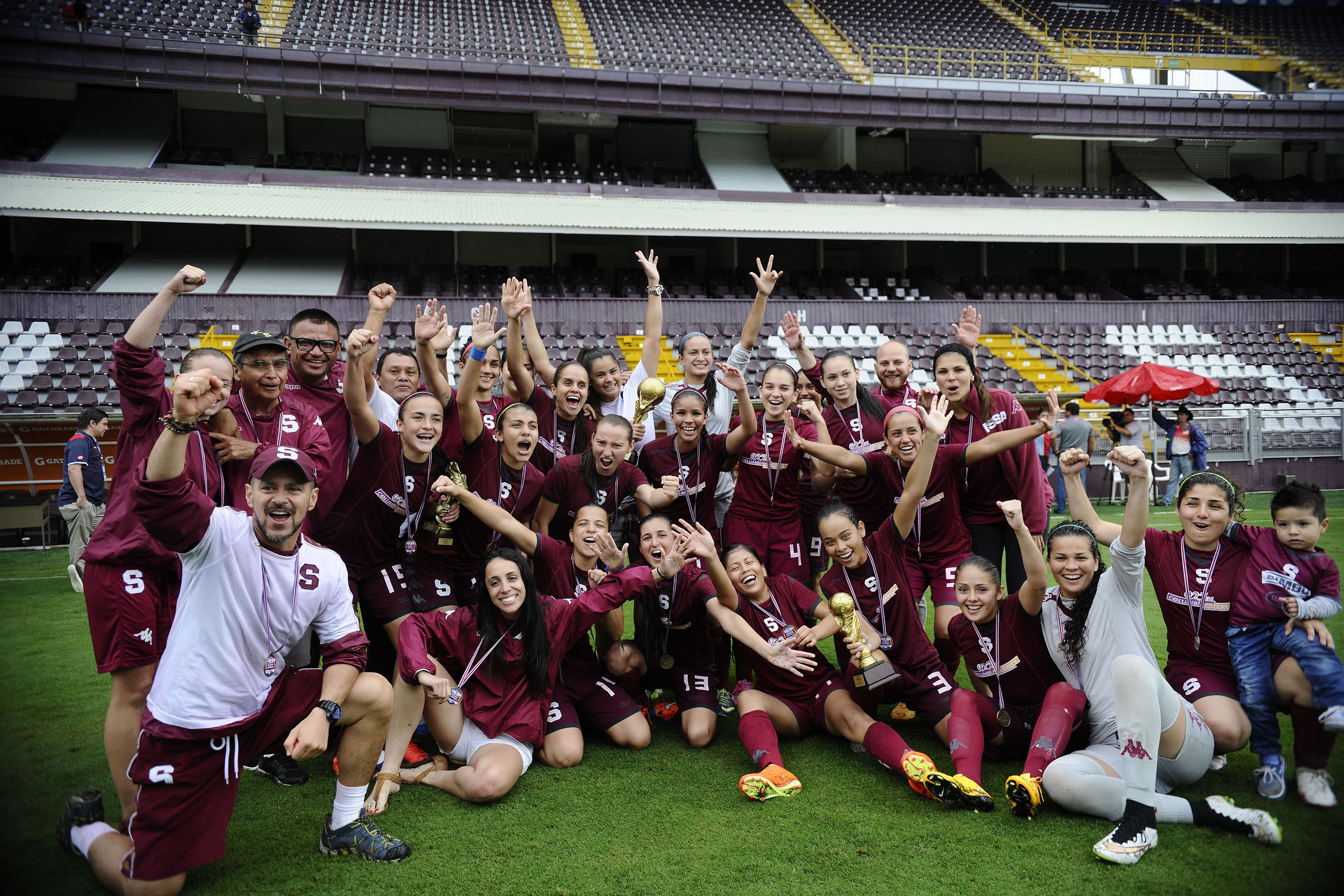 Las jugadoras del Deportivo Saprissa y el cuerpo técnico mostraron con orgullo el título de campeonas del fútbol nacional