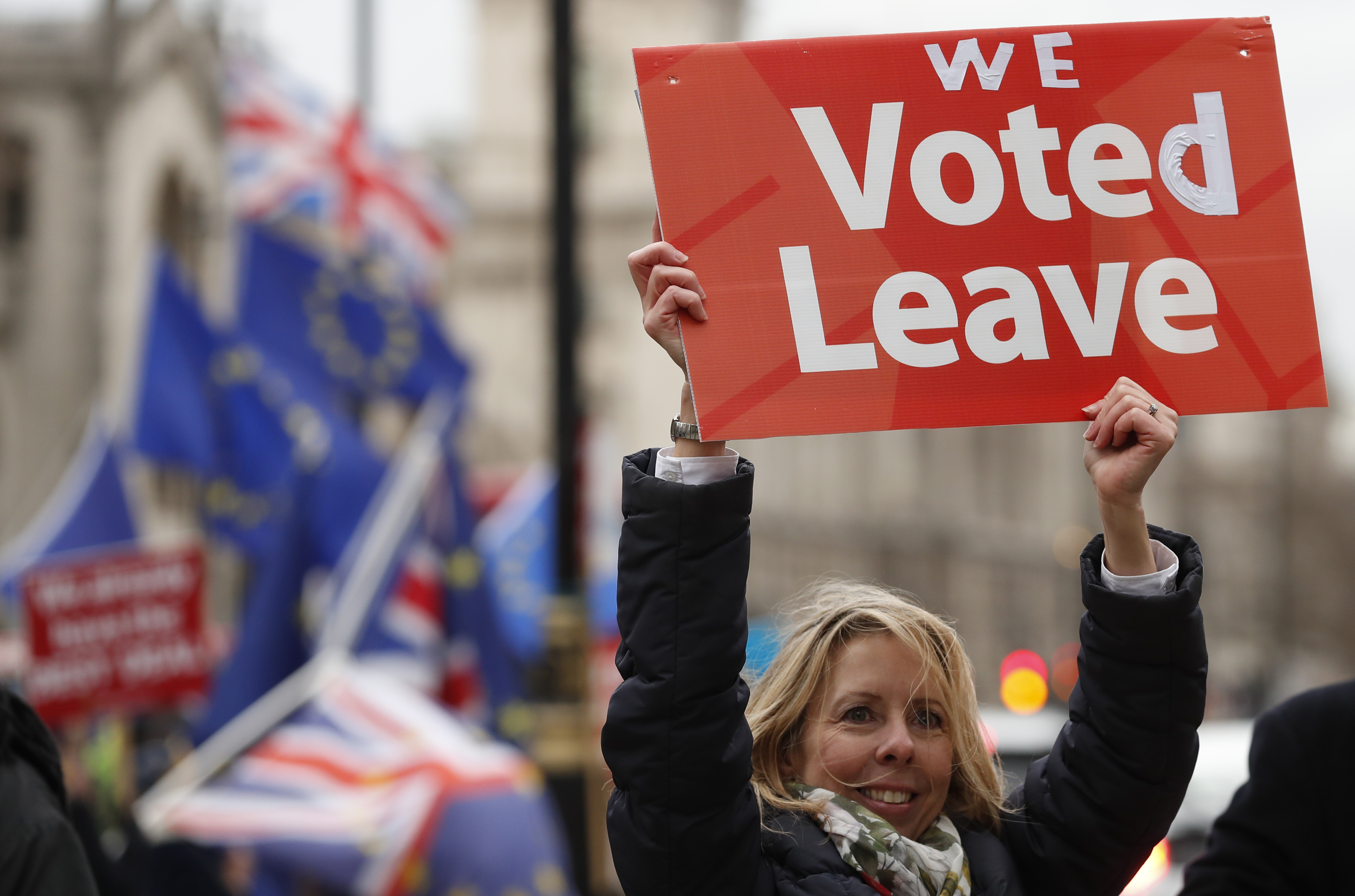 Una manifestante a favor del 'brexit' carga una pancarta, en Londres, el martes 18 de diciembre del 2018. Foto: AP