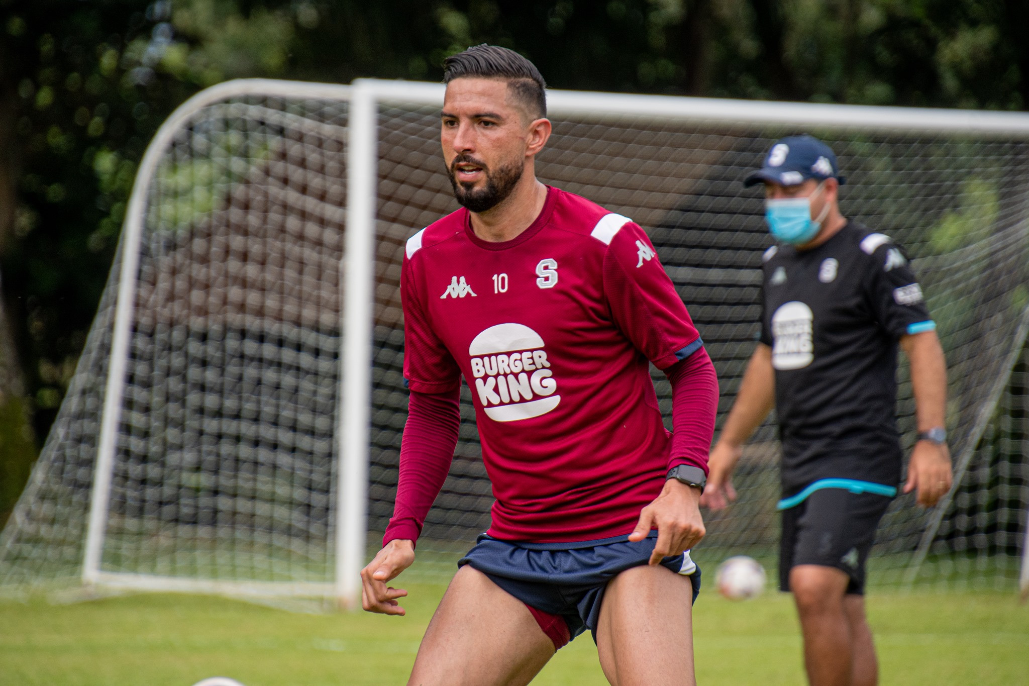Marvin Angulo y Mariano Torres son dueños del medio campo morado en la zona de creación. Foto: Saprissa
