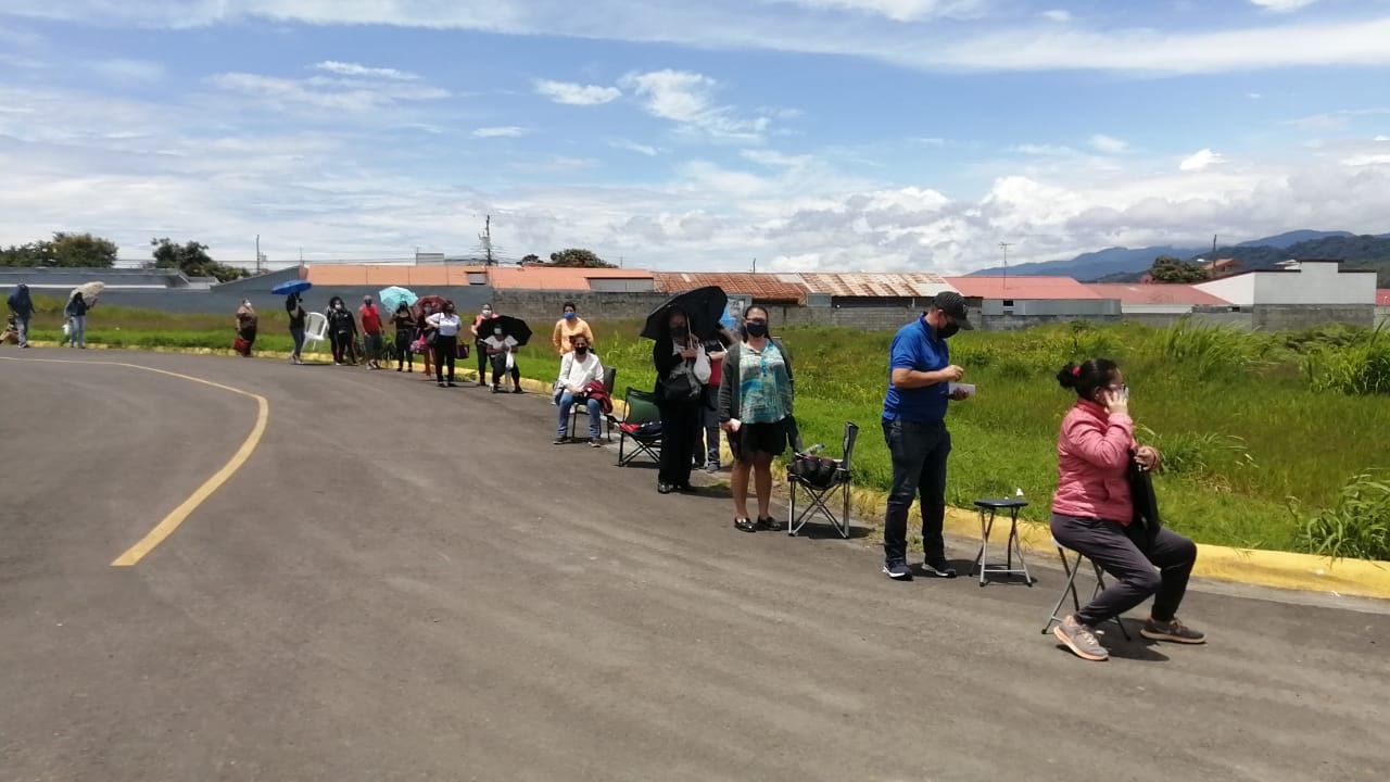 Una fila de 800 metros, incluso en la carretera Interamericana Sur, para ser vacunado en la Clínica de Guadalupe, convocatoria realizada por el Área de Salud de El Guardo. Foto: Keyna Calderón