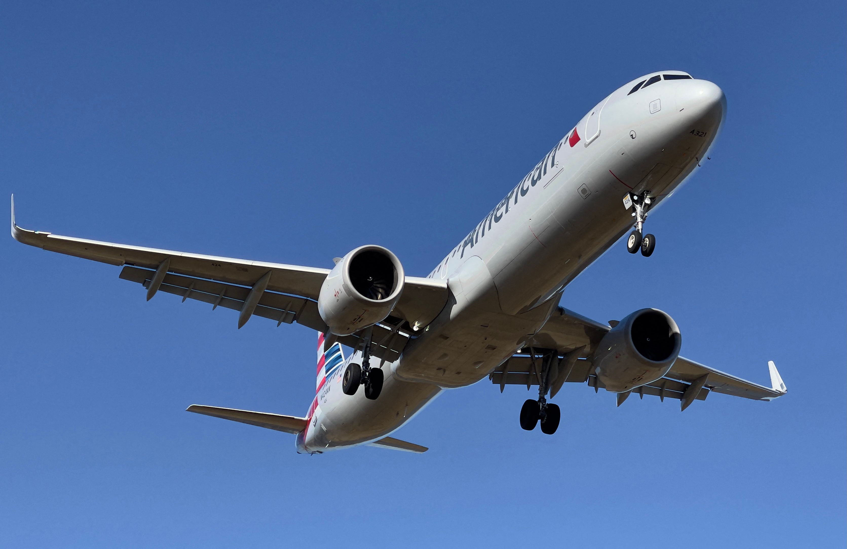 (FILES) In this file photo taken on February 24, 2021, an American airlines Airbus A321-200 approaches Washington Ronald Reagan National Airport in Arlington, Virginia on February 24, 2021. - American Airlines reported another quarterly loss on January 20, 2022, after the latest Covid-19 surge dented demand at the end of the year, but said consumers were booking more trips for the spring. The US carrier echoed rivals Delta Air Lines and United Airlines in citing the Omicron wave of Covid-19 as a recent drag that has depressed bookings early in 2022. (Photo by Daniel SLIM / AFP)
