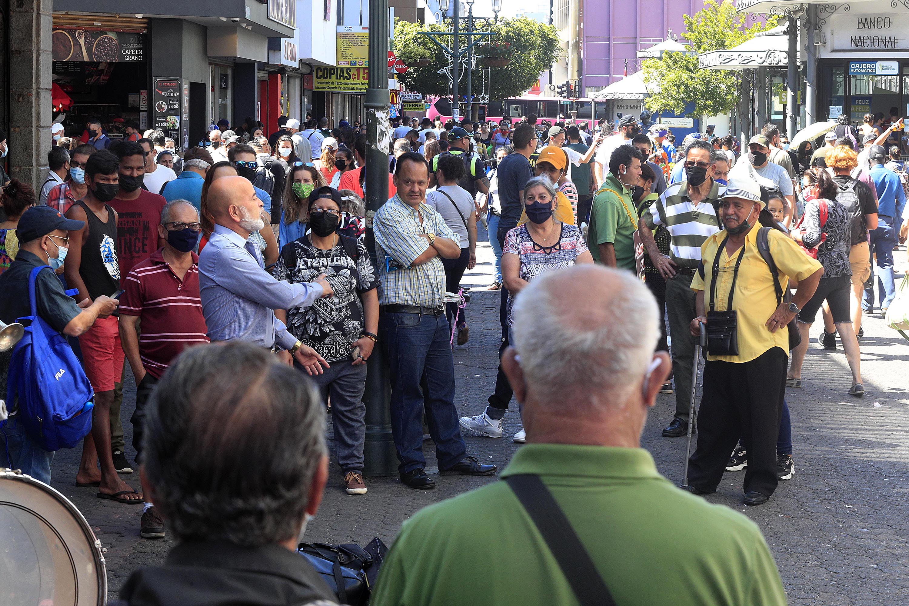 22/12/2021 Avendia Central, San José. En medio del tumulto por las compras de última hora antes de Navidad, y pese al insistente llamado de las autoridades de Salud ante la amenaza latente de una tercera ola de covid-19, todavía se nota a muchas personas llevando mal colocada la mascarilla o sin usarla del todo.