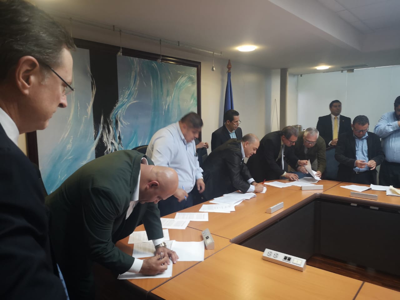 Representantes de los sindicatos del sector salud y autoridades del Gobierno firmaron el acuerdo tras más de 40 horas de reunión.