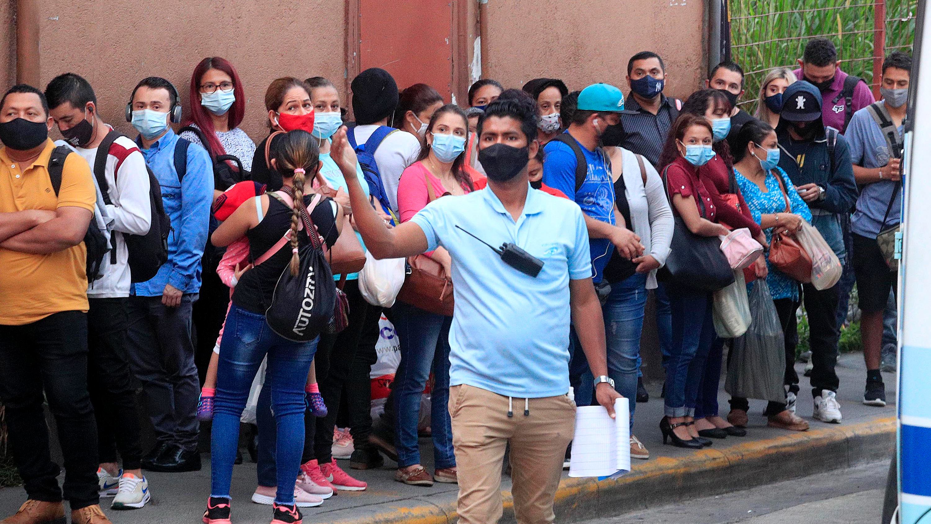 19/05/2021 San José. Recorrido por varias paradas de buses, en el centro de la capital, dejó en evidencia que estos espacios son potenciales focos de contagio de la covid-19. Espacios estrechos de las aceras, muy escaso distanciamiento entre las personas, vendedores que vociferan para anunciar sus productos y algunos que siguen usando mal la mascarilla, aumentan la posibilidad de llevar la mortal enfermedad a casa. En la foto, la parada de busese de San Miguel de Higuito, Desamparados, en avenida 8. Foto: Rafael Pacheco