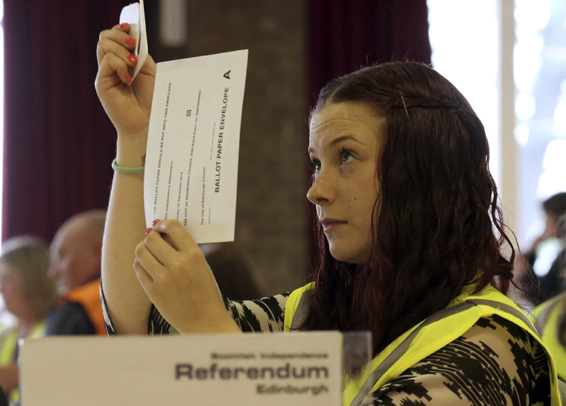 Allyson Thomson observa en Edimburgo uno de los votos del referendo de Escocia emitidos por correo. | AP