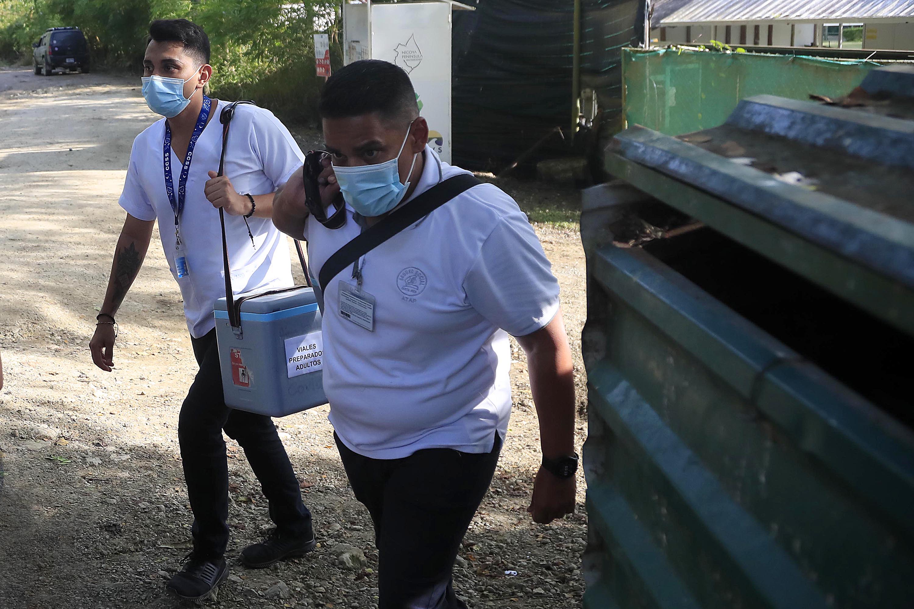 15/11/2022 Paquera y Cóbano. Zonas con menor vacunación contra covid-19. Doctores, enfermeros y Asistentes Técnicos de Atención Primaria (ATAPs) se desplazan por las comunidades y llegan hasta sus casas para convencer a la población de que se apliquen las vacunas.