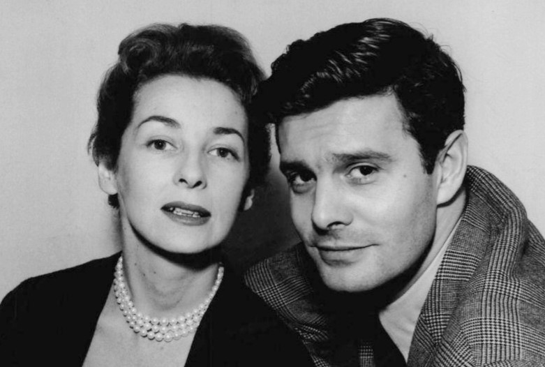 Credito: Wikimedia Commons
Photo of Felicia Montealegre (wife of composer/conductor Leonard Bernstein) and Louis Jourdan for the Broadway production Tonight in Samarkand (1955).
Photographer-Leo Friedman, New York - eBay item photo front photo back
Public Domain
File:Felicia Montealegre Louis Jourdan 1955.JPG
Created: 10 January 1955