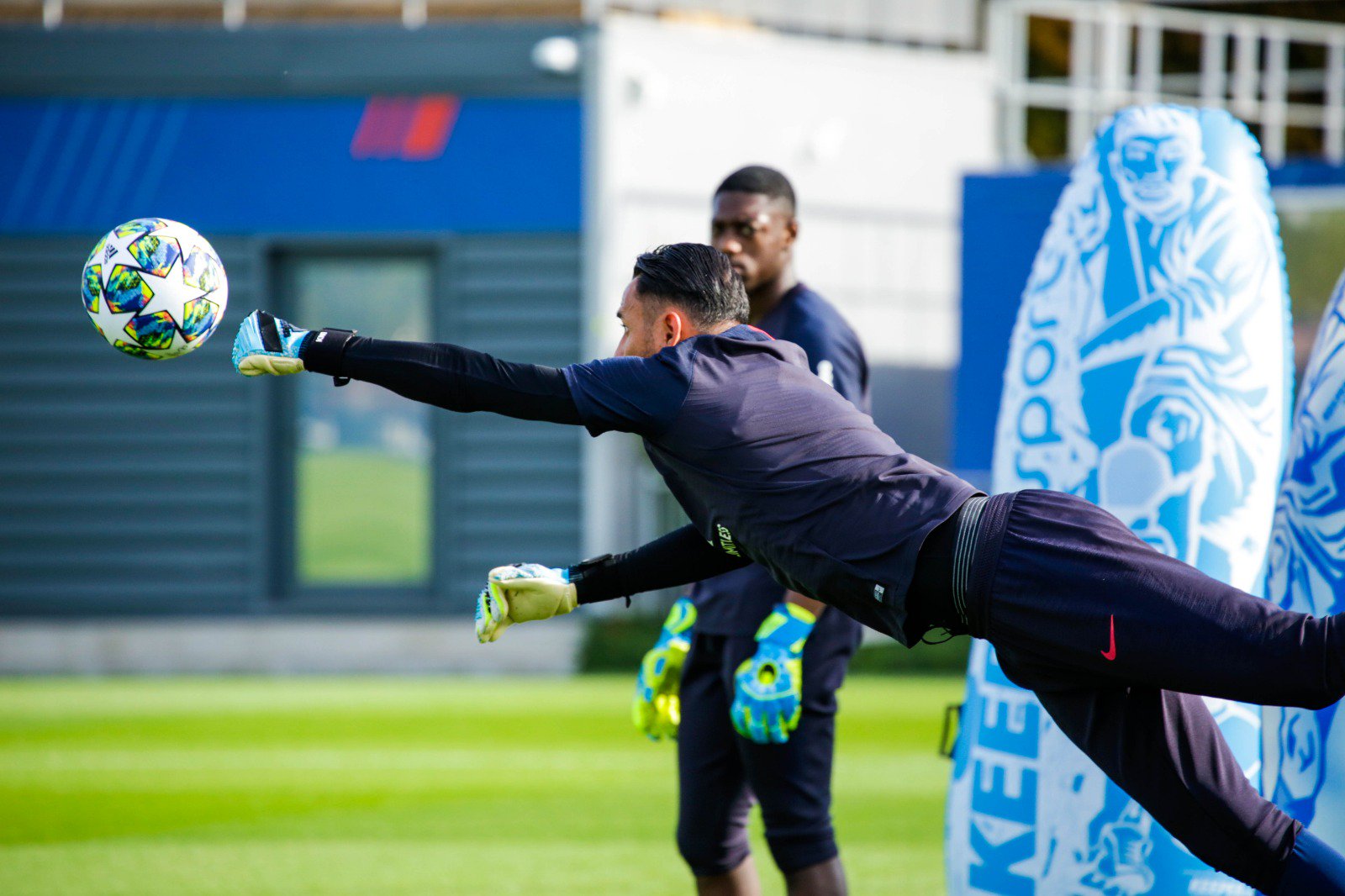 Keylor Navas rechaza una pelota en el entrenamiento de este martes del PSG, previo a enfrentar al Real Madrid. Fotografía: PSG