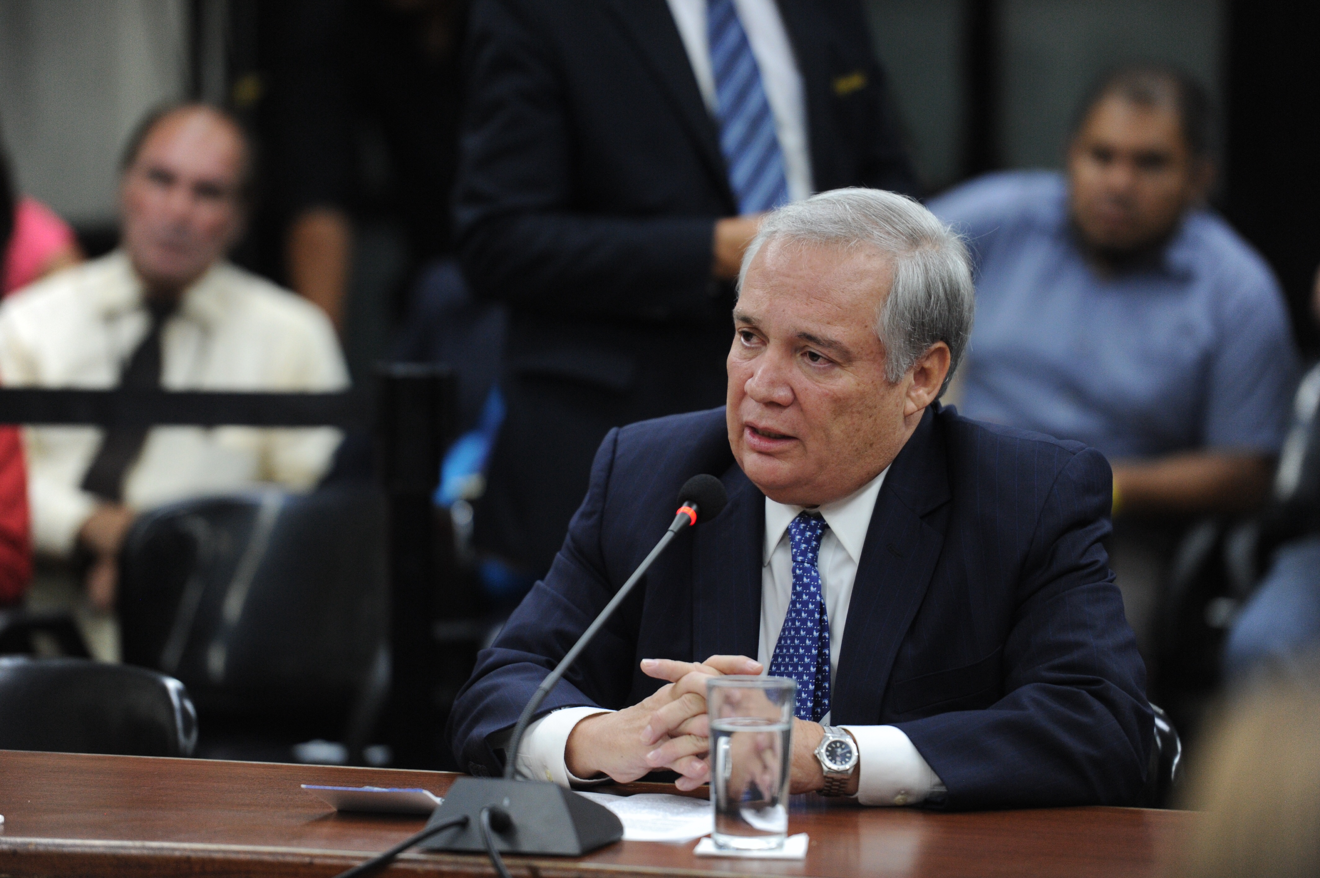 El exembajor en Panamá, Rodrigo Rivera, aceptó este martes, en la comisión investigadora legislativa de créditos bancarios, haberle omitido a este diario que hace un año viajó a ese país junto con el cementero Juan Carlos Bolaños y el magistrado de la Sala III, Celso Gamboa.