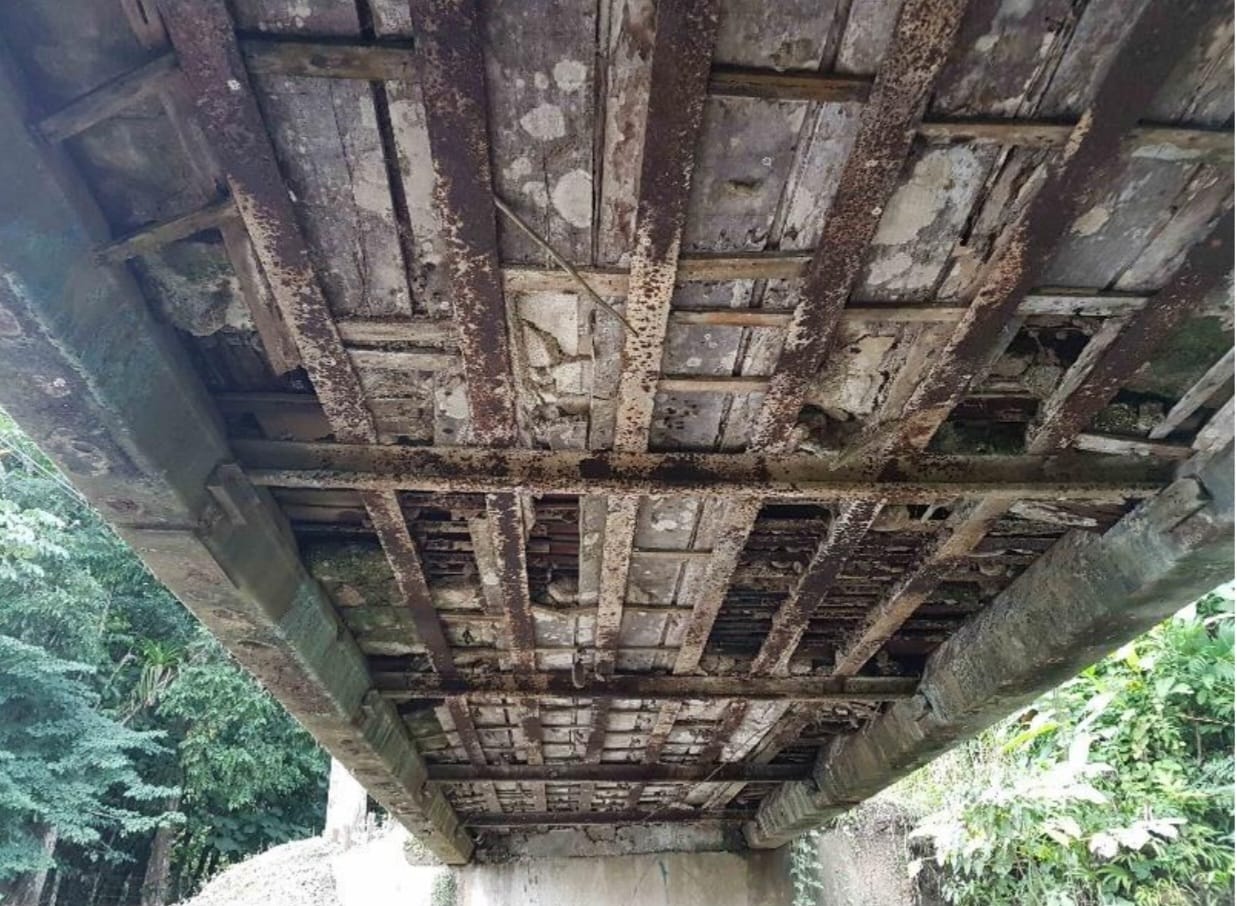 Así se ve por debajo el puente sobre el río Corazal en la ruta 245 (Puerto Jiménez), la estructura es una de los que se encuentran bajo la categoría de falla inminente, lo que significa que el riesgo de colapso es alto. Foto: Lanamme.